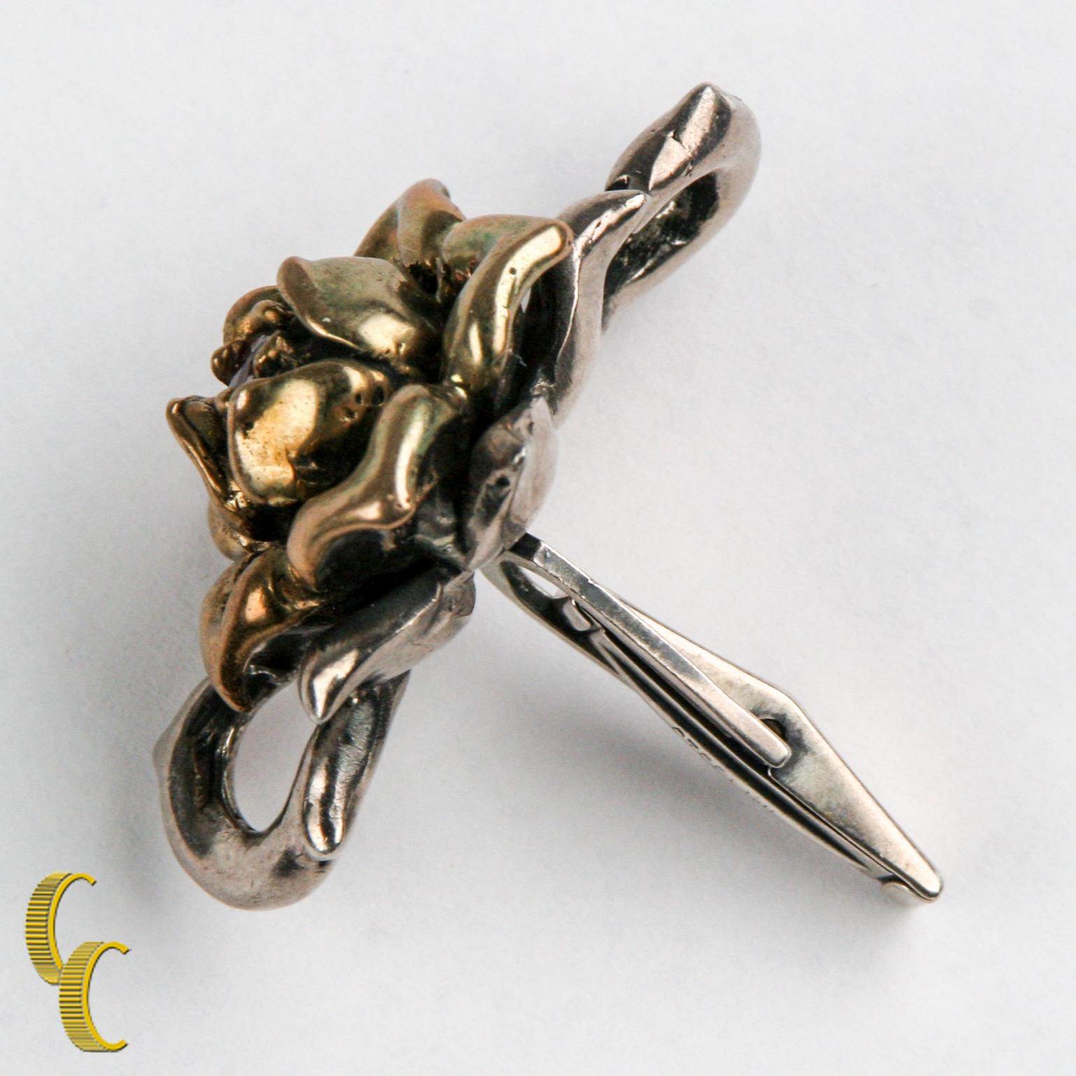 Precioso gemelo vintage de plata de ley y rosa de oro amarillo.
Un solo rubí en el centro de la flor.
Sello: STERLING
Este anuncio es para un solo gemelo.