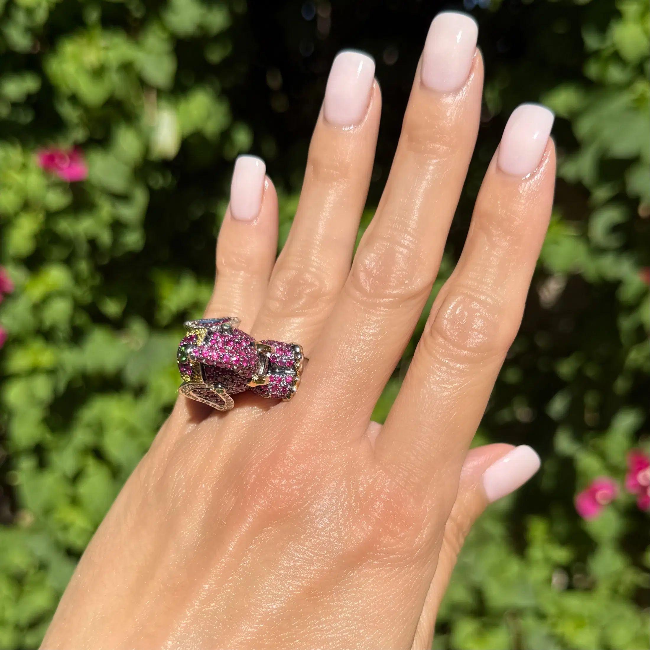 Elefantengoldring mit Rubin, gelbem Saphir und Diamant Vintage (Modernistisch) im Angebot