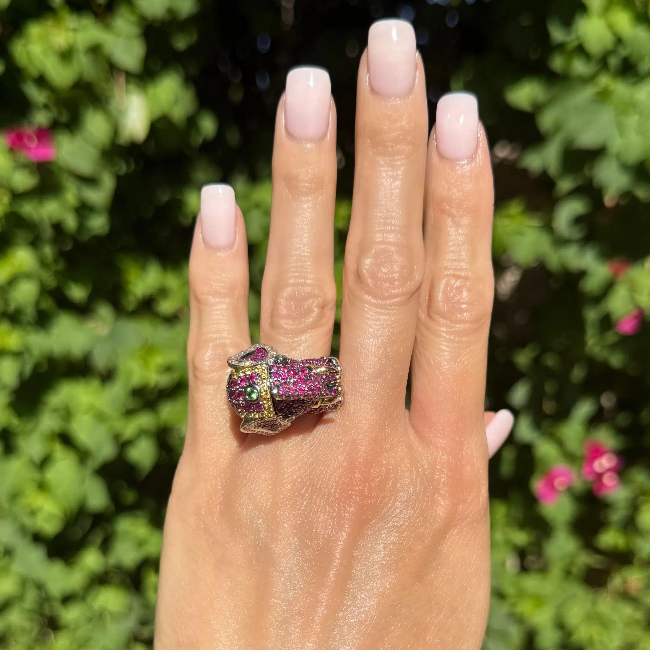 Elefantengoldring mit Rubin, gelbem Saphir und Diamant Vintage im Zustand „Hervorragend“ im Angebot in Montreal, QC