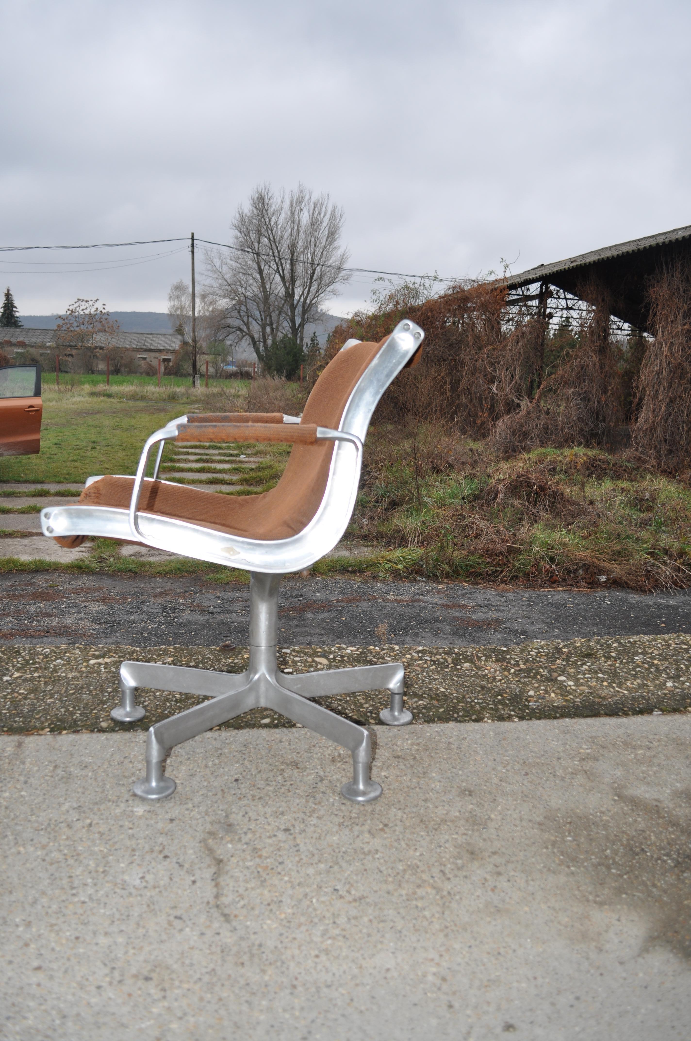 Vintage Rudolf Szedleczky lounge chair, circa 1970 Hungary, Aluminium
Armchair by Szedleczky design, Hungary, 1970s
Original form design piece from Hungary
We recommend the upholstery.
Rudolf Szedleczky lounge chair
Look at the photos there is