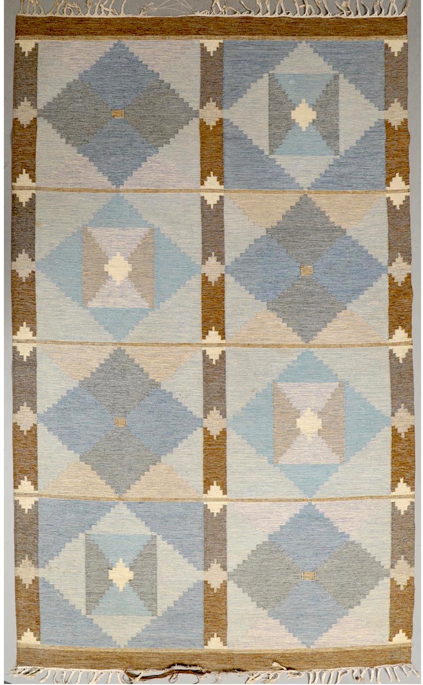 Tappeto a onde piatte di Rakel Carlander con monogramma dell'artista RC. 
Lana blu/marrone.Svezia,  Circa metà del XX secolo.
 Dimensioni:  117