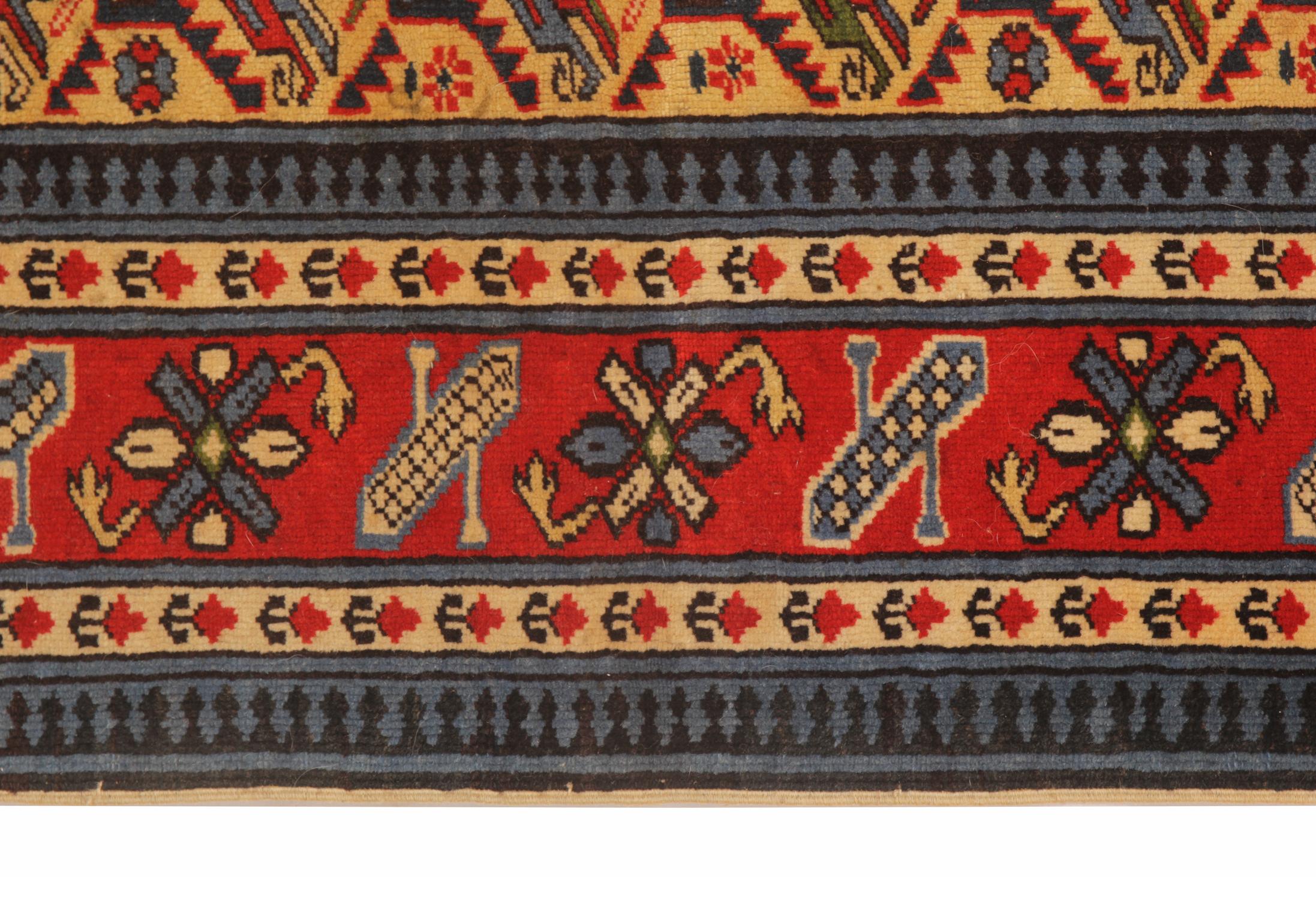 Dieser rot-blaue Vintage-Teppich aus Schirwan ist ein kleiner traditioneller rot-blauer Teppich. Wir zeigen ein sich wiederholendes zentrales Muster auf einem orange/gelben Hintergrund, der von einer mehrschichtigen Blumenmotiv-Bordüre umgeben ist.