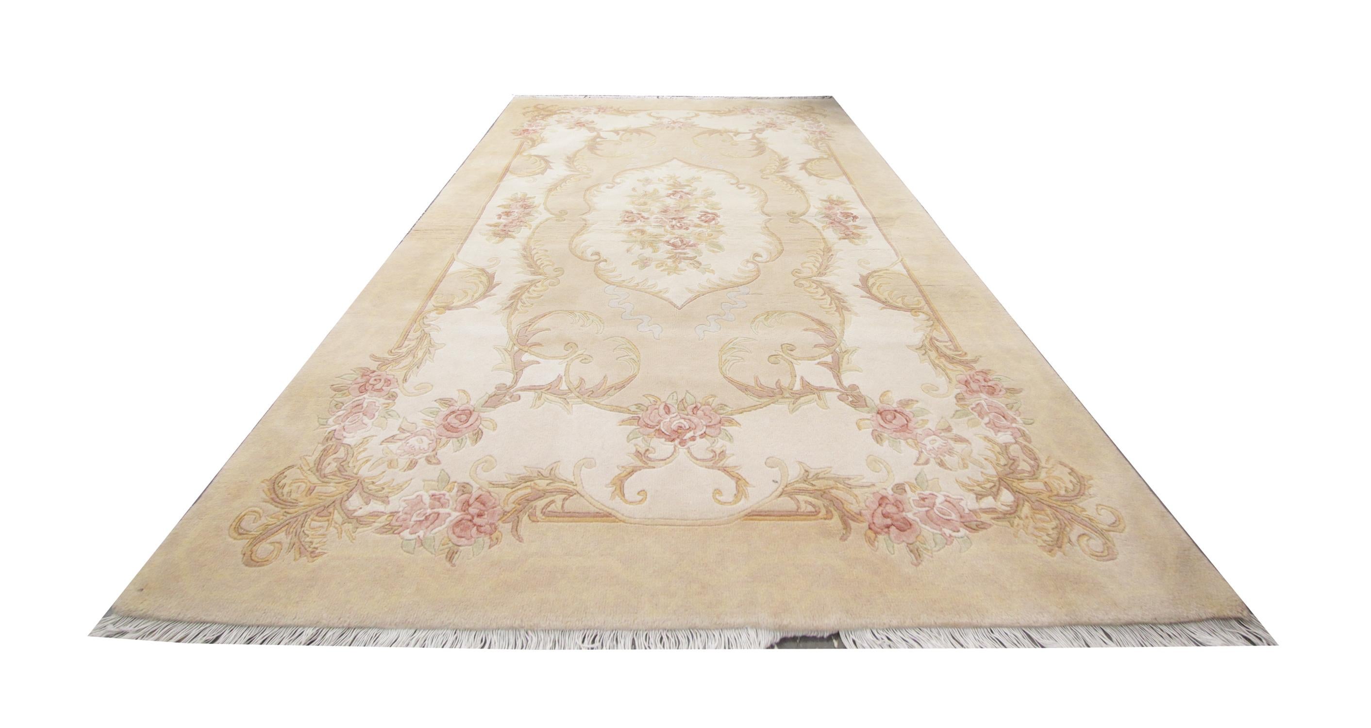 Ce tapis en laine fait partie des tapis orientaux inhabituels des années 1970, qui sont des tapis Art déco en excellent état avec une couleur de fond Crème contrastant avec l'élégante bordure et les motifs. Ce tapis à motifs combine un tapis floral