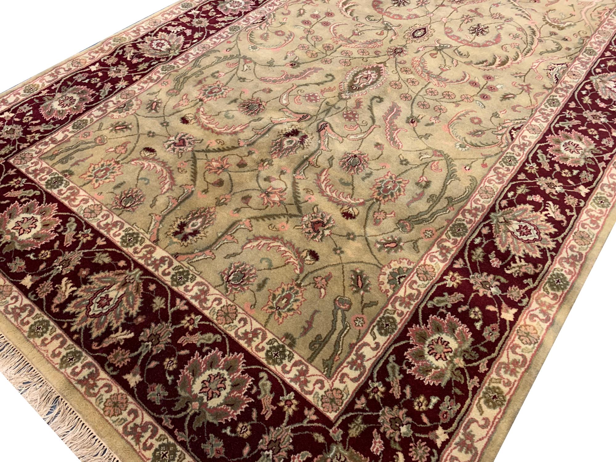 Handgefertigter orientalischer Teppich aus Wolle in Gold, Olivgrün (Hollywood Regency) im Angebot