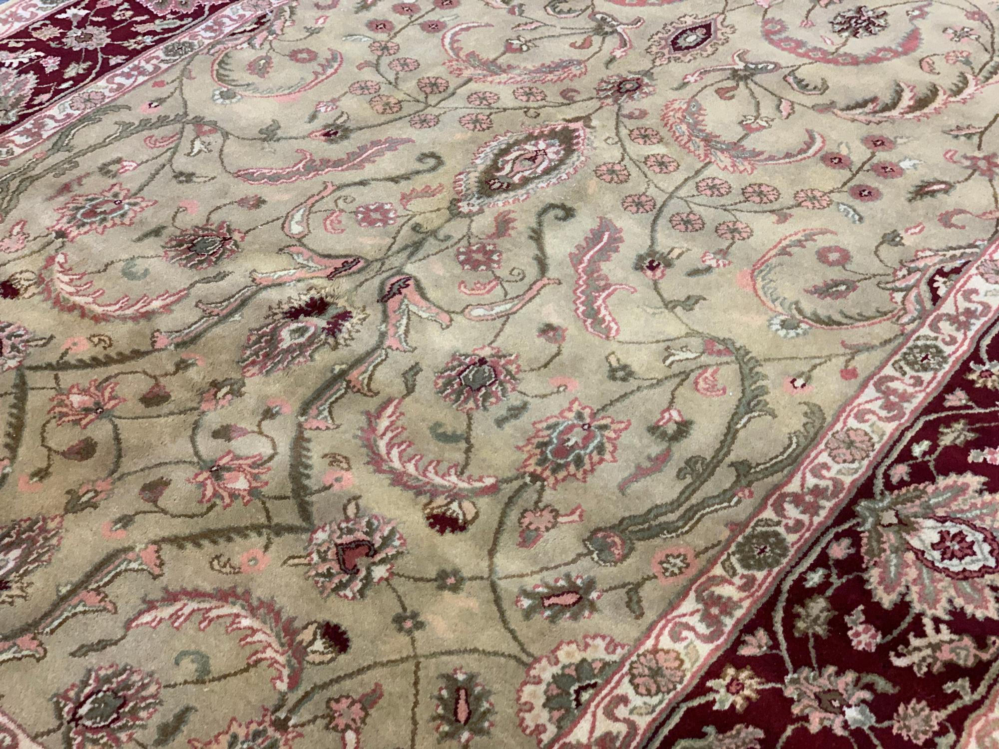 Handgefertigter orientalischer Teppich aus Wolle in Gold, Olivgrün (Indisch) im Angebot