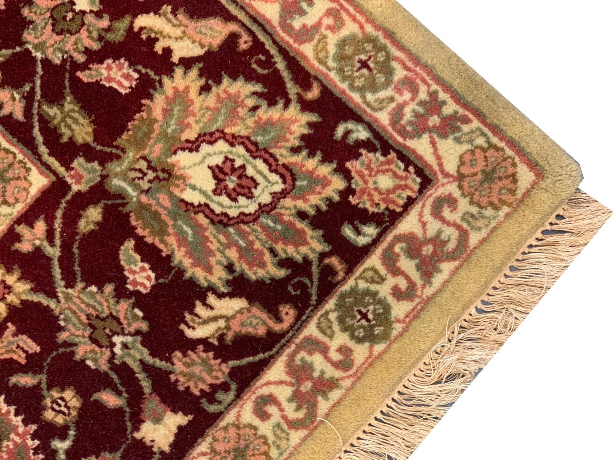 Handgefertigter orientalischer Teppich aus Wolle in Gold, Olivgrün (Gewebt) im Angebot