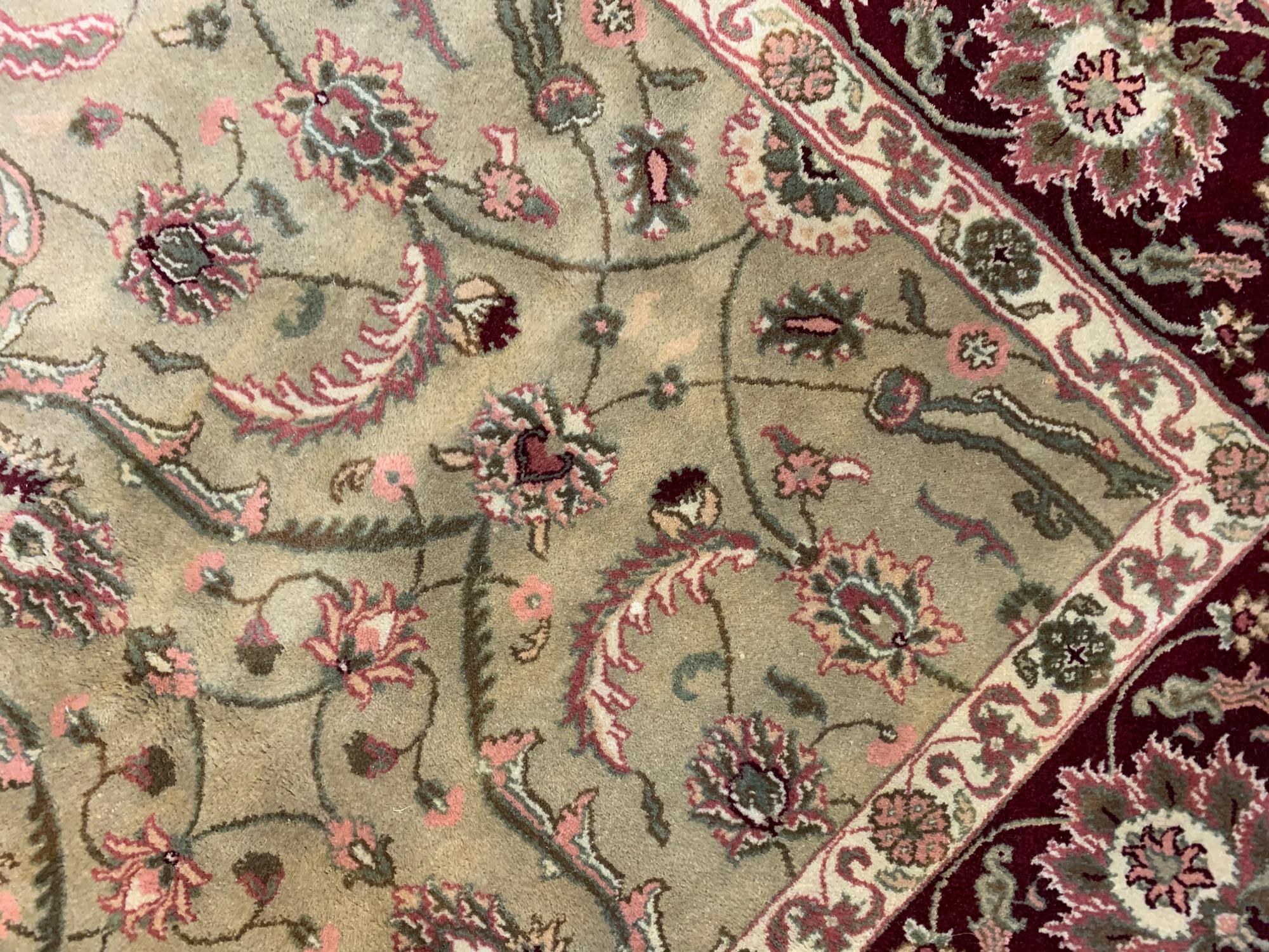 Handgefertigter orientalischer Teppich aus Wolle in Gold, Olivgrün im Zustand „Hervorragend“ im Angebot in Hampshire, GB