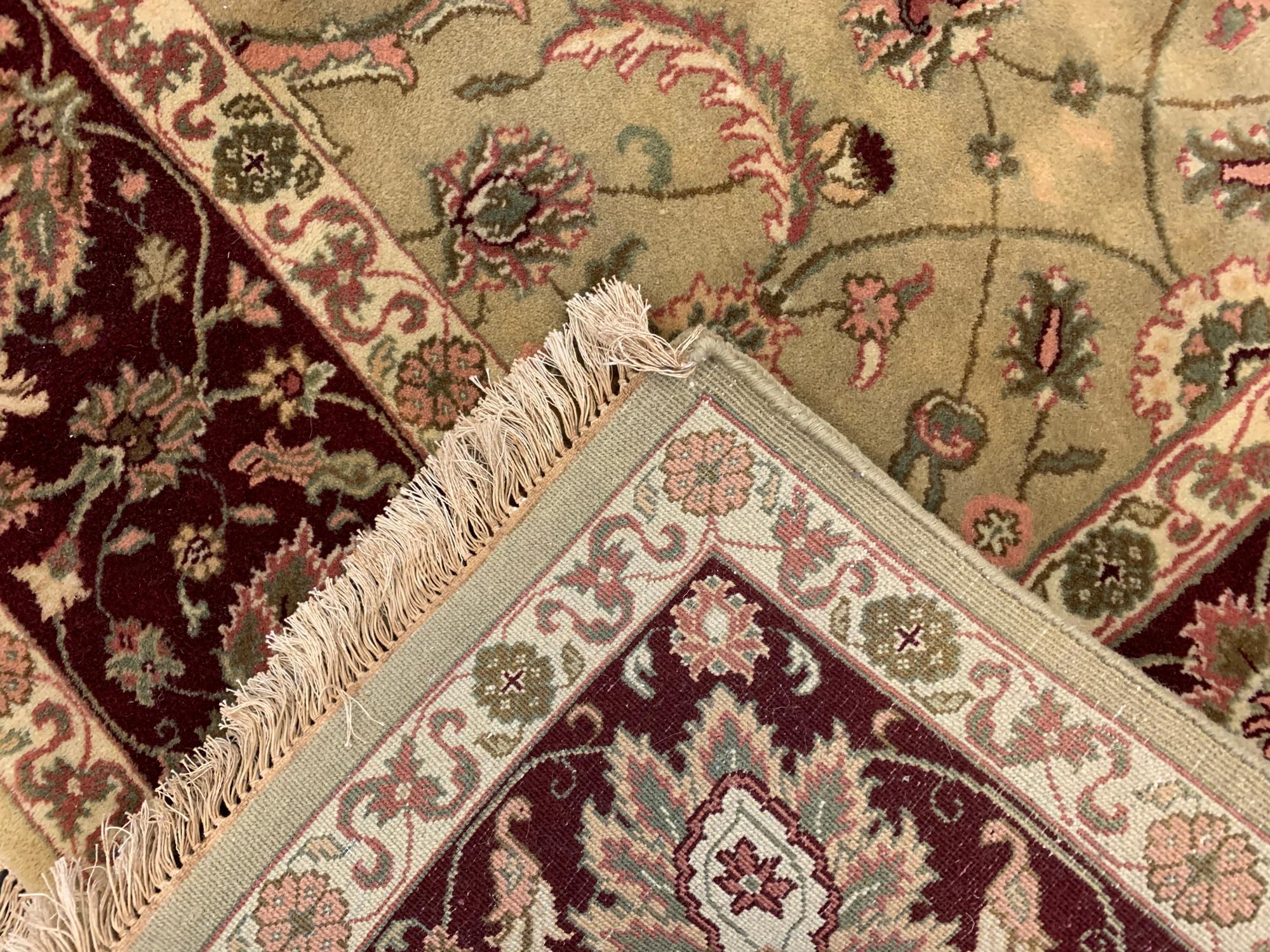 Handgefertigter orientalischer Teppich aus Wolle in Gold, Olivgrün (Ende des 20. Jahrhunderts) im Angebot