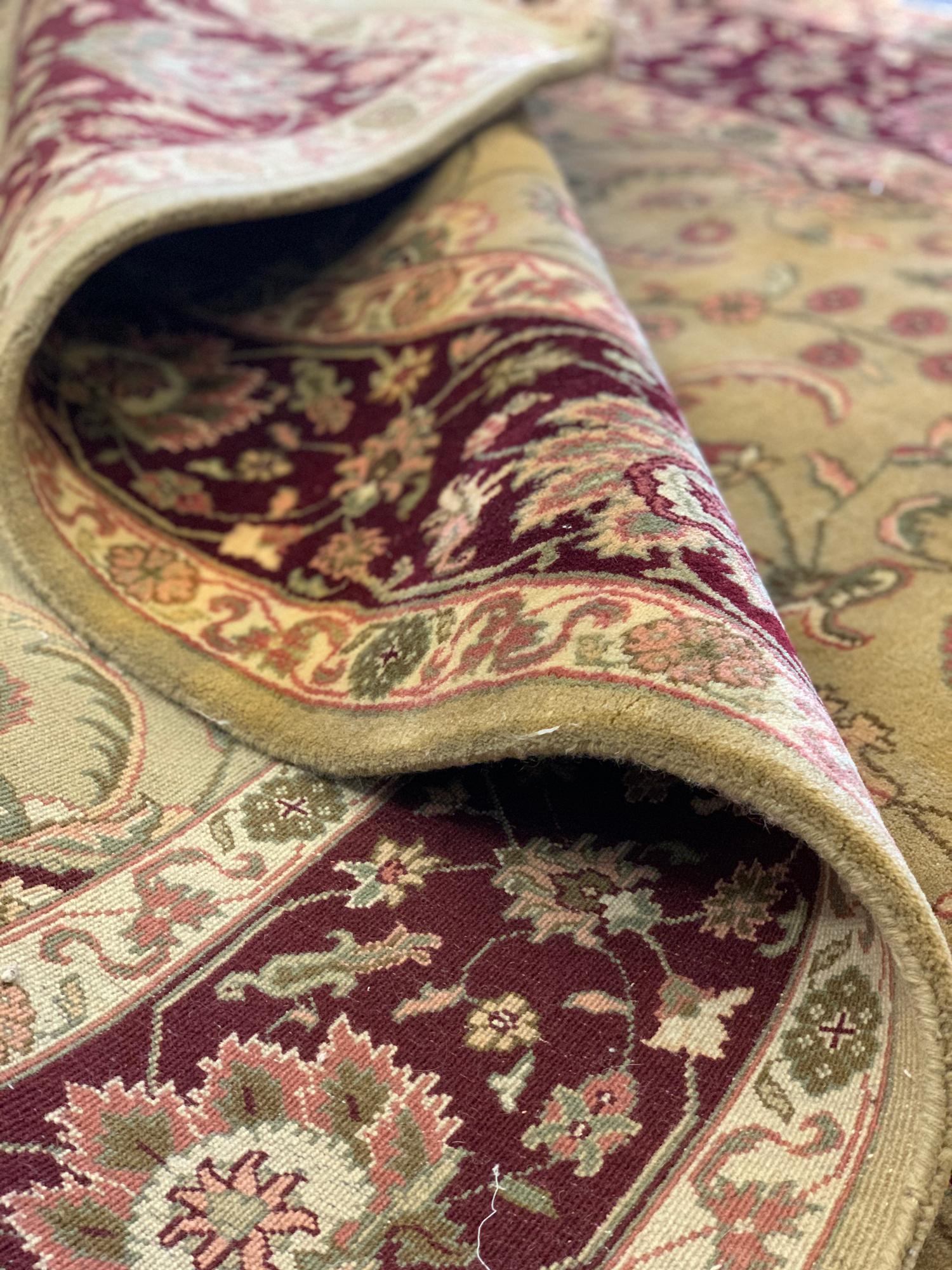 Handgefertigter orientalischer Teppich aus Wolle in Gold, Olivgrün (Baumwolle) im Angebot