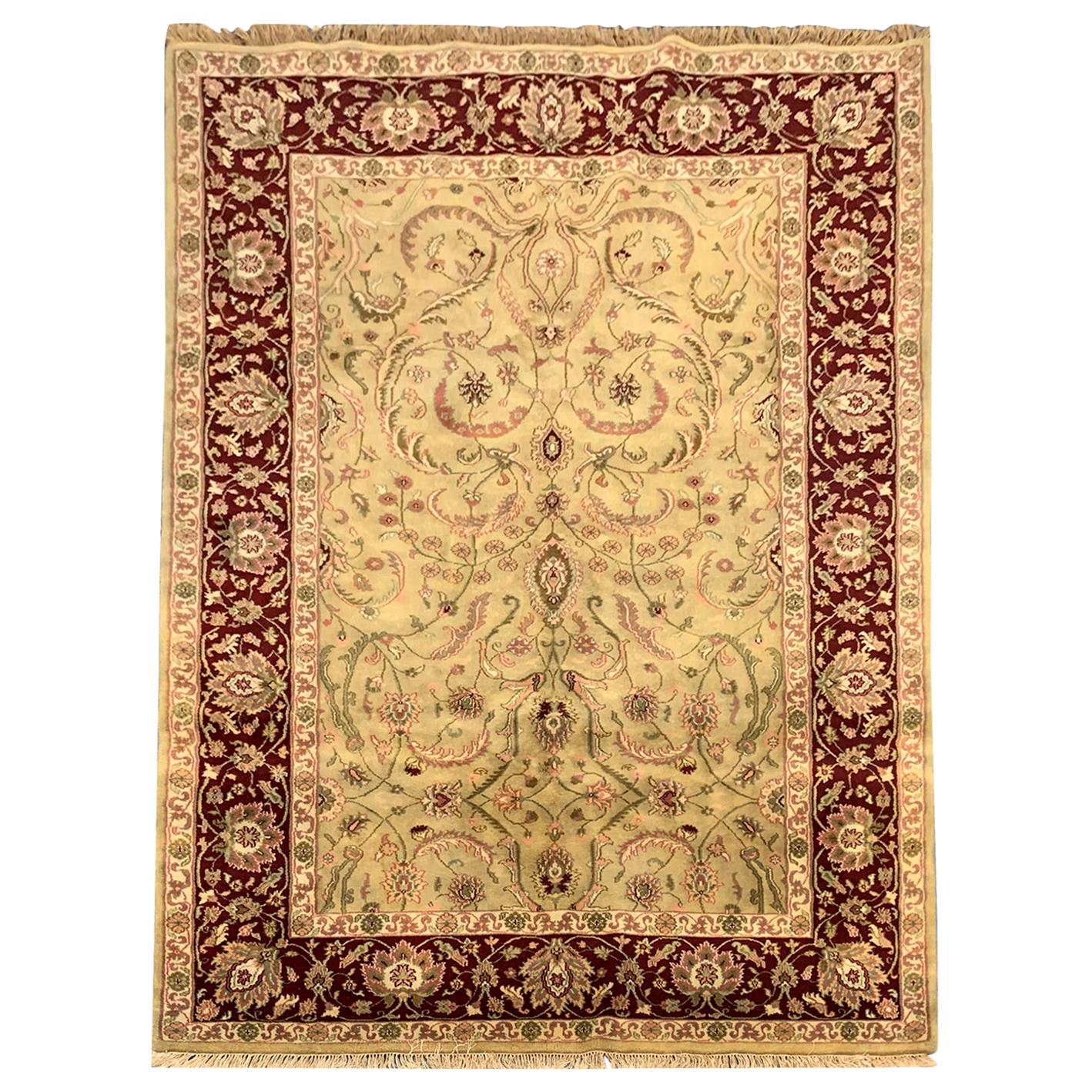 Handgefertigter orientalischer Teppich aus Wolle in Gold, Olivgrün im Angebot