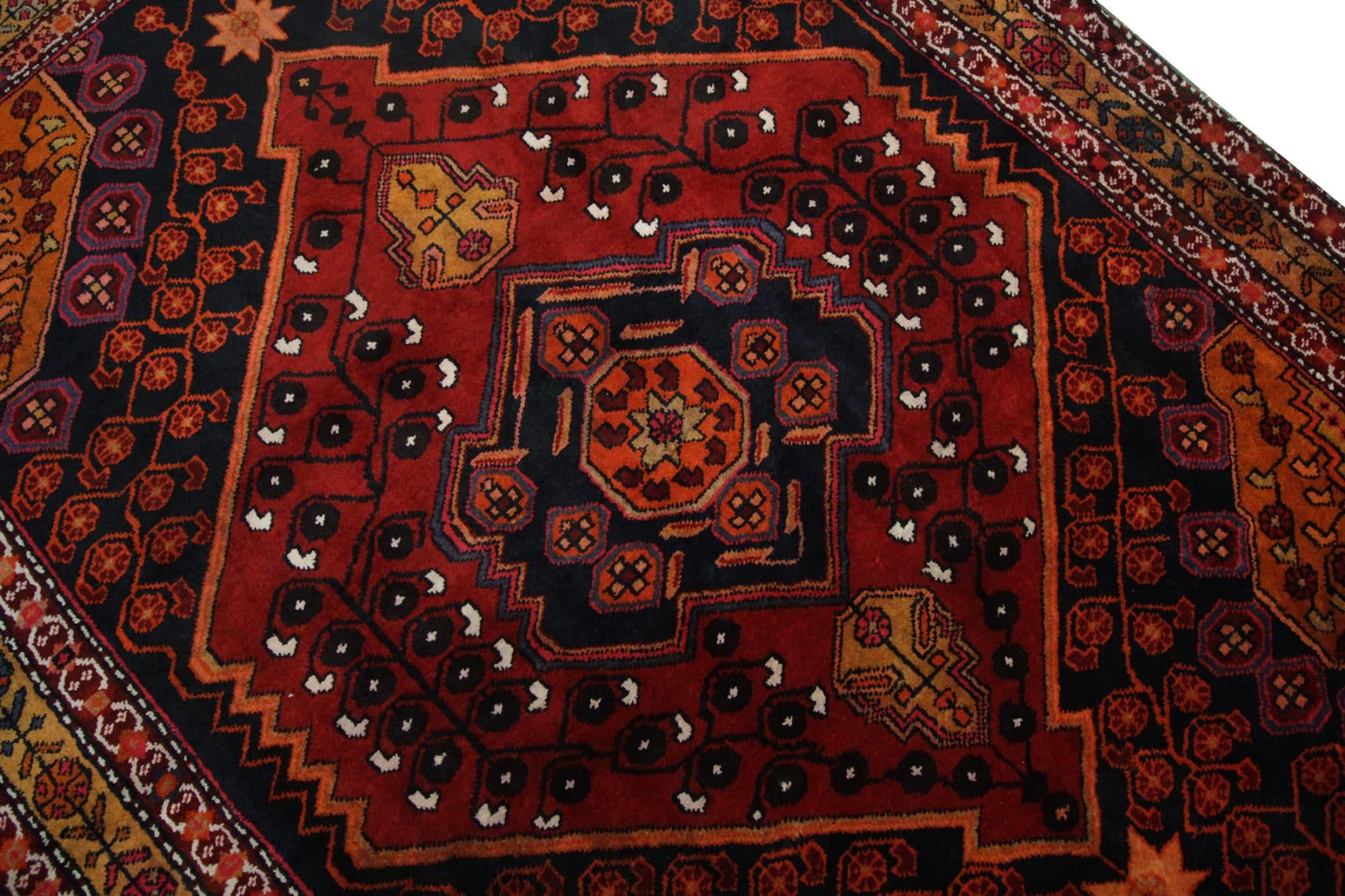 Rustikaler Vintage-Teppich, handgefertigter Hamedan-Läufer, Rustikaler Wohnzimmerteppich (Frühes 20. Jahrhundert) im Angebot