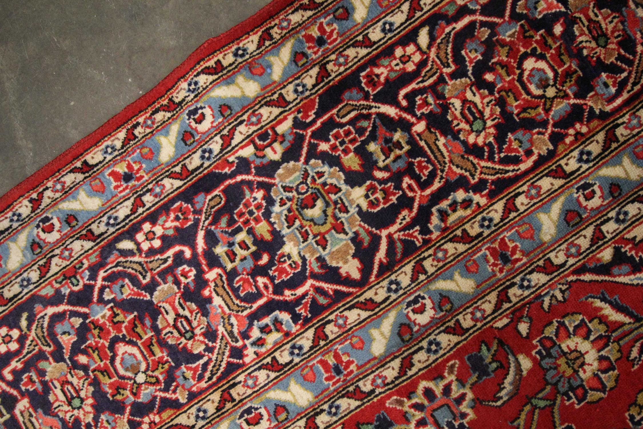 Tapis vintage fait à la main  Grand tapis de salon en laine orientale rouge en vente 3