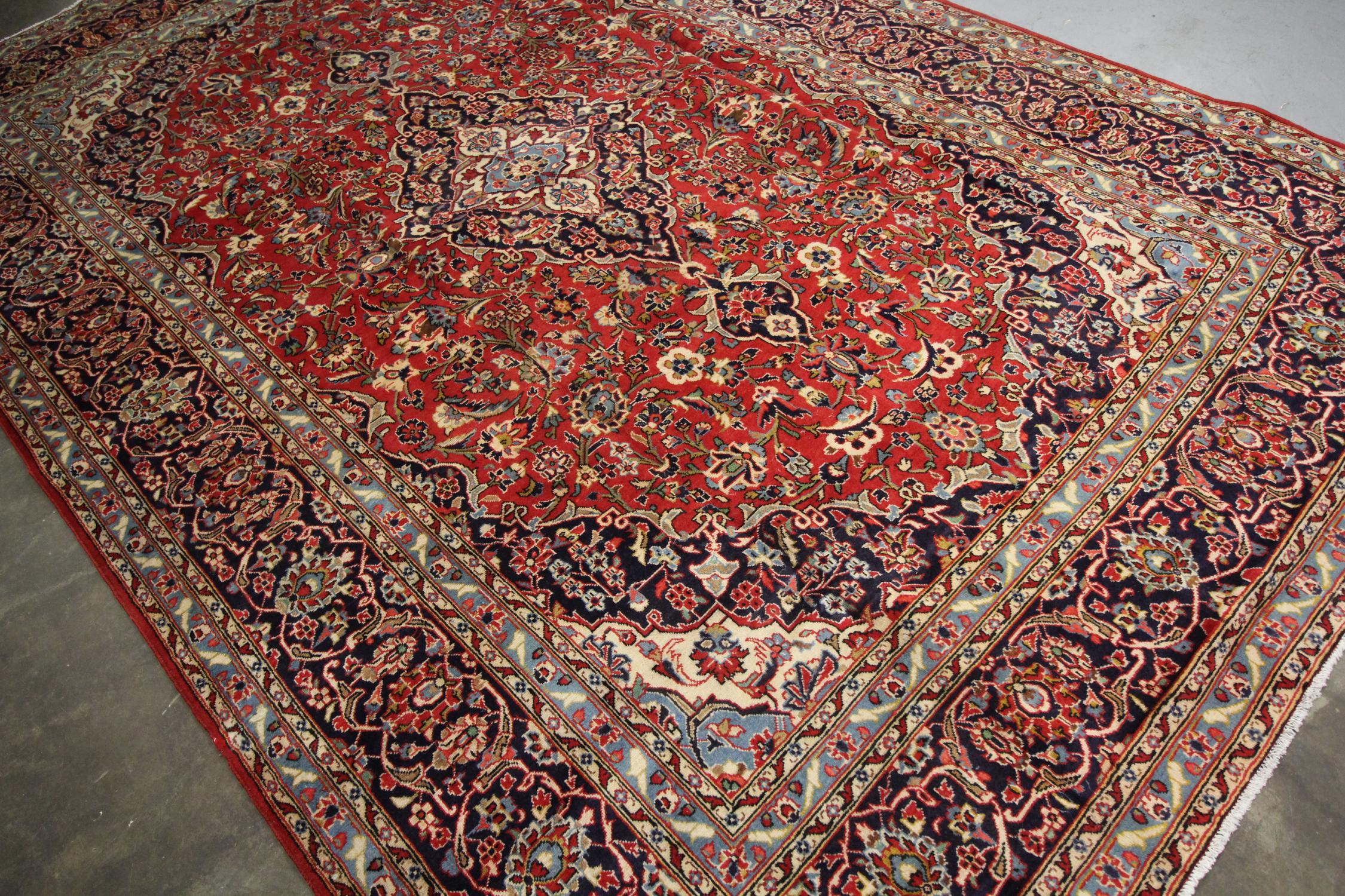 Tapis vintage fait à la main  Grand tapis de salon en laine orientale rouge en vente 5