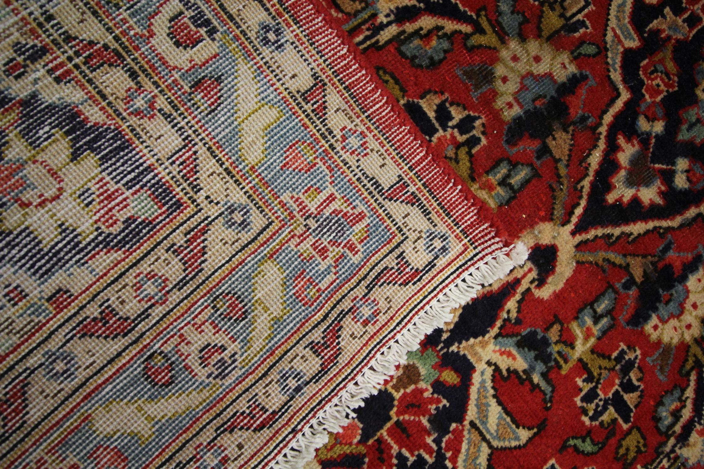 Fine XX secolo Tappeto vintage fatto a mano  Tappeto da salotto grande in lana orientale rossa in vendita