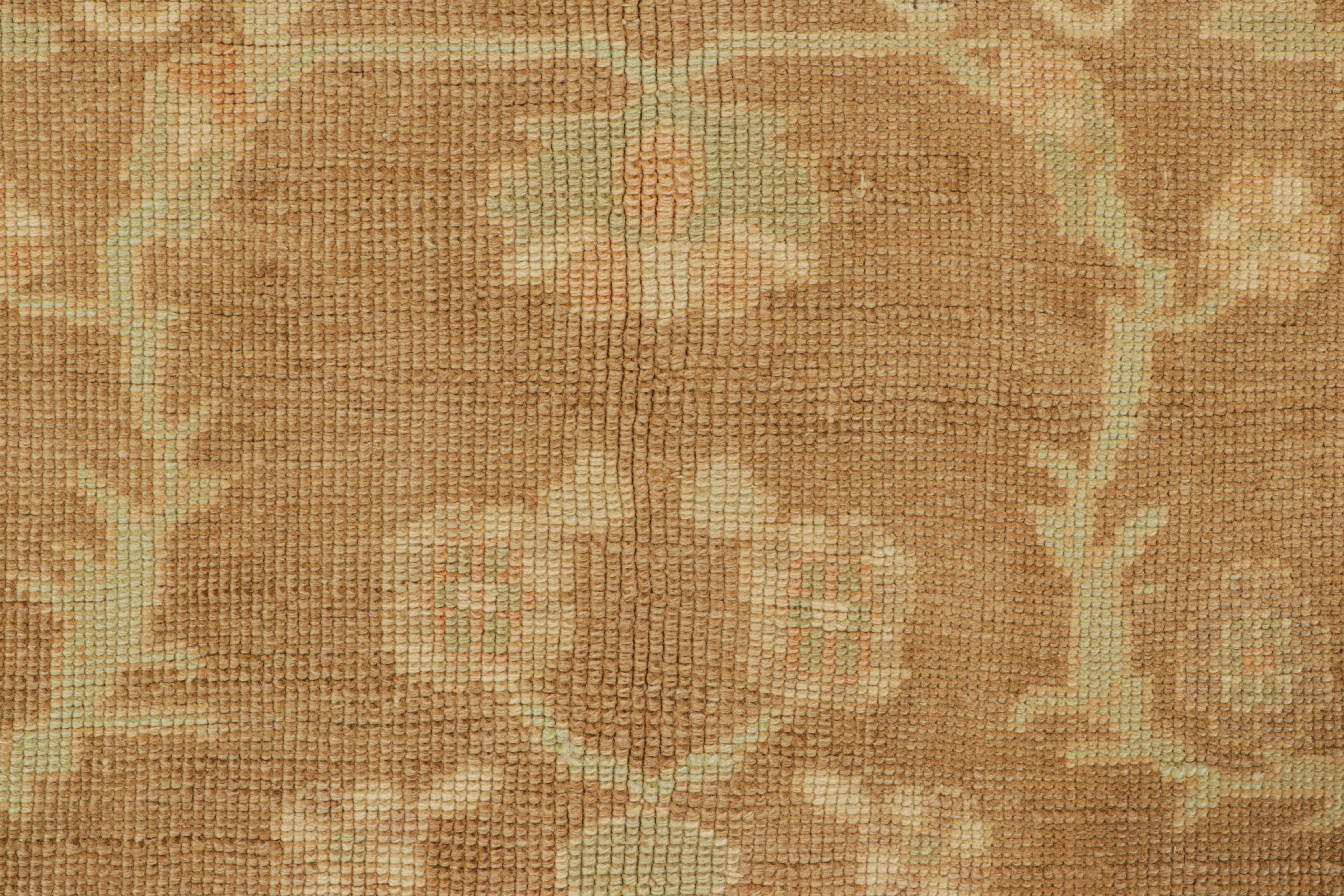 Vintage-Teppich in Beige-Braun, Rosa und Grün mit Blumenmustern, von Rug & Kilim (Oushak) im Angebot