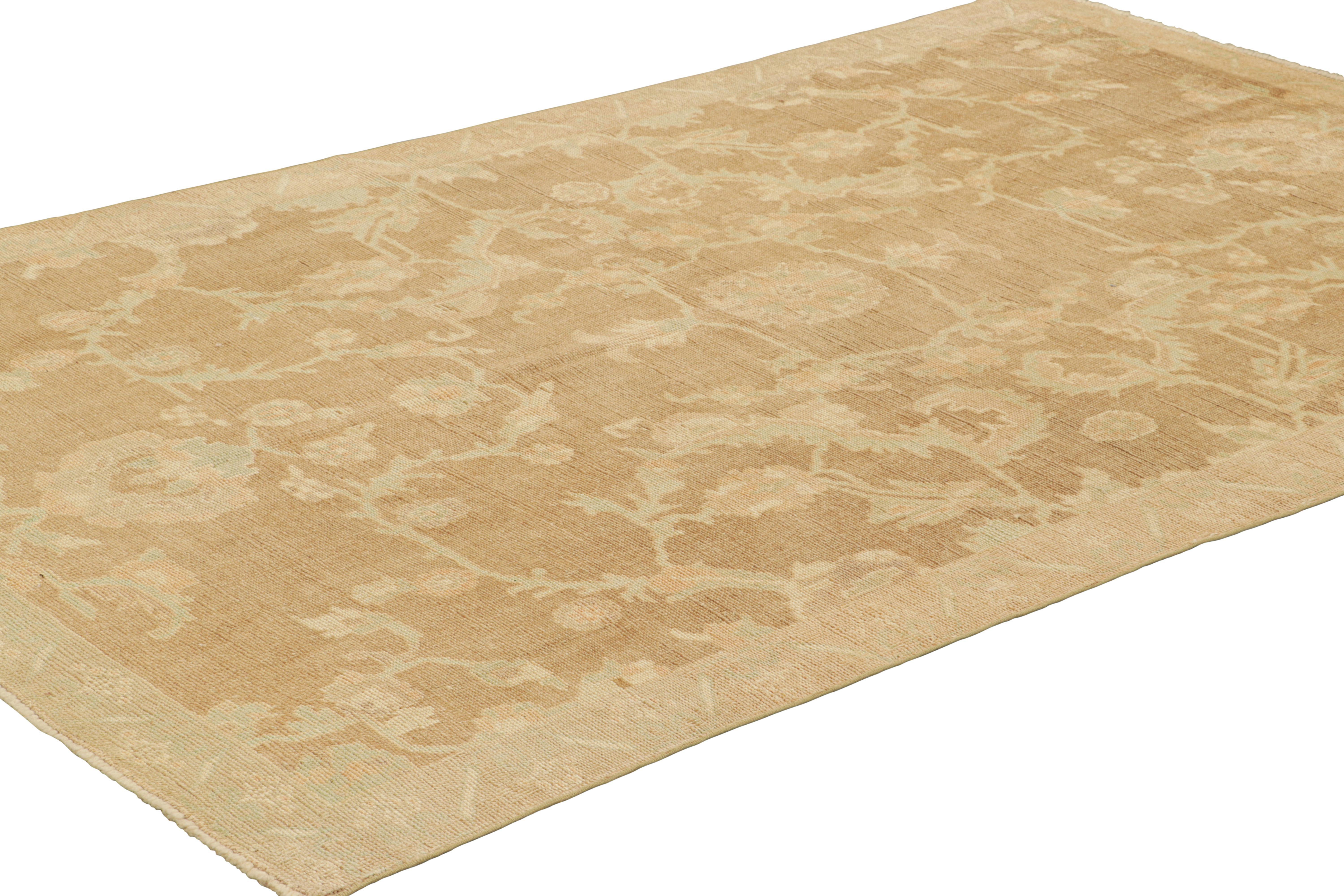 Vintage-Teppich in Beige-Braun, Rosa und Grün mit Blumenmustern, von Rug & Kilim (Türkisch) im Angebot