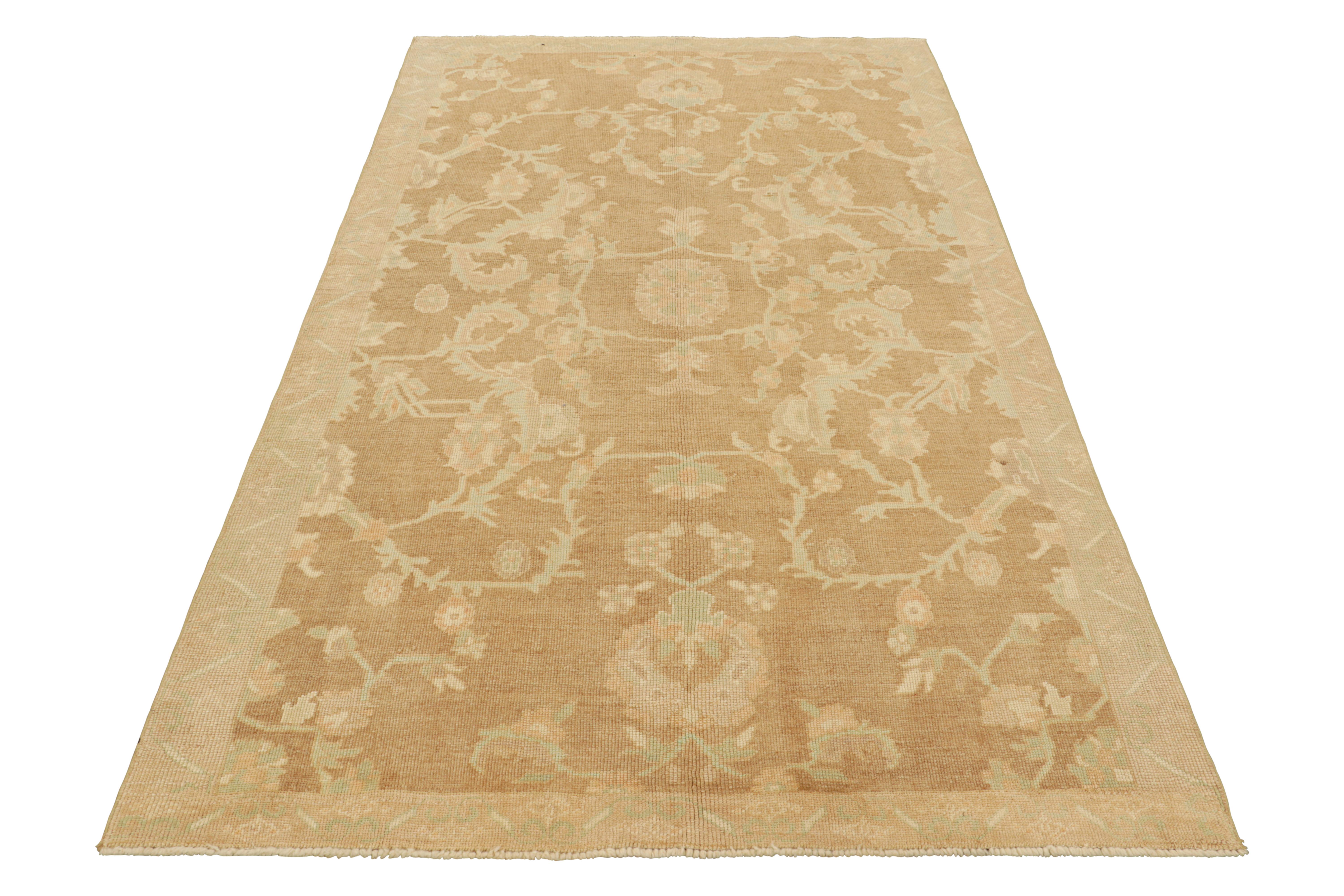 Vintage-Teppich in Beige-Braun, Rosa und Grün mit Blumenmustern, von Rug & Kilim (Handgeknüpft) im Angebot