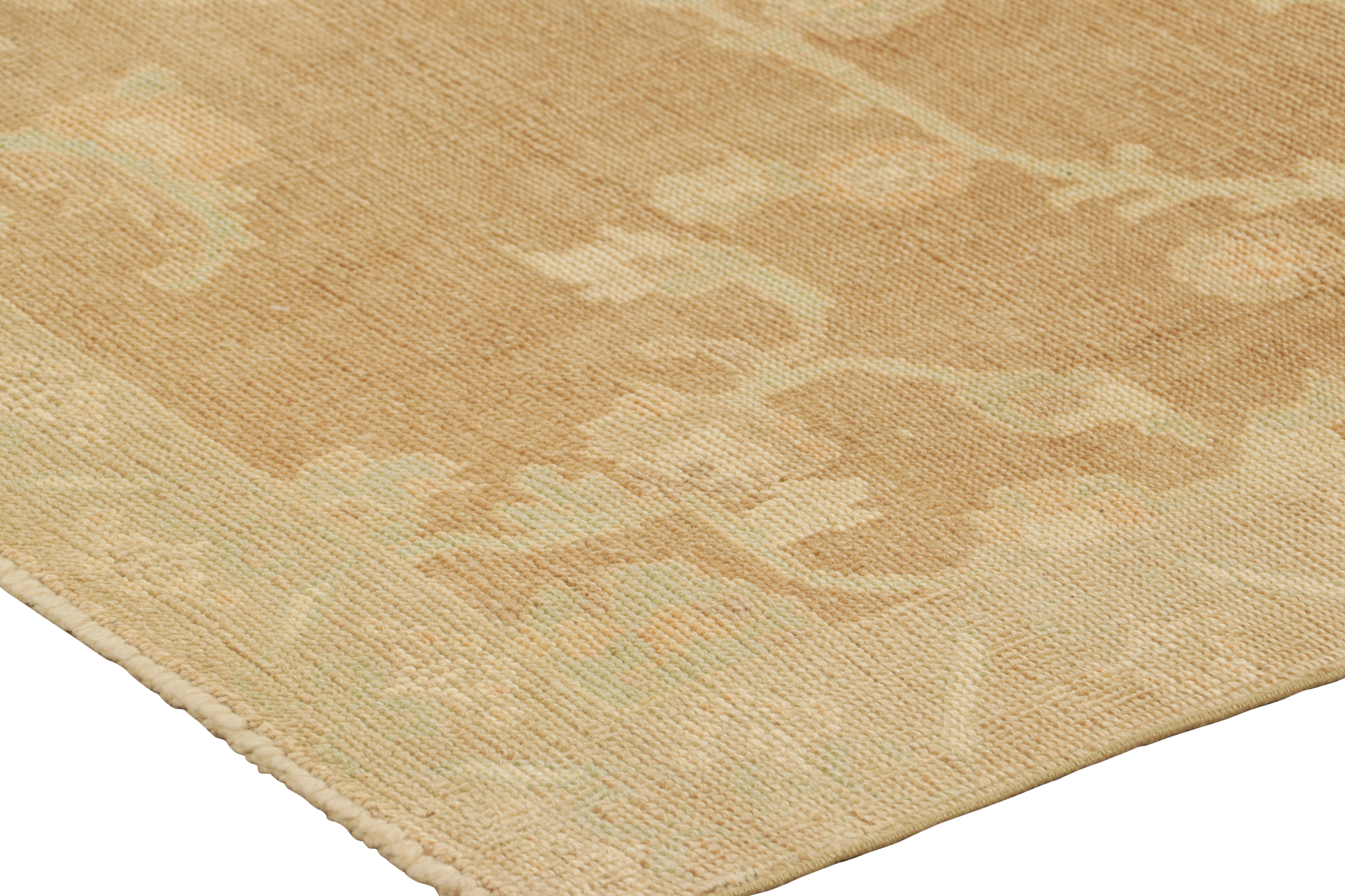Vintage-Teppich in Beige-Braun, Rosa und Grün mit Blumenmustern, von Rug & Kilim im Zustand „Gut“ im Angebot in Long Island City, NY