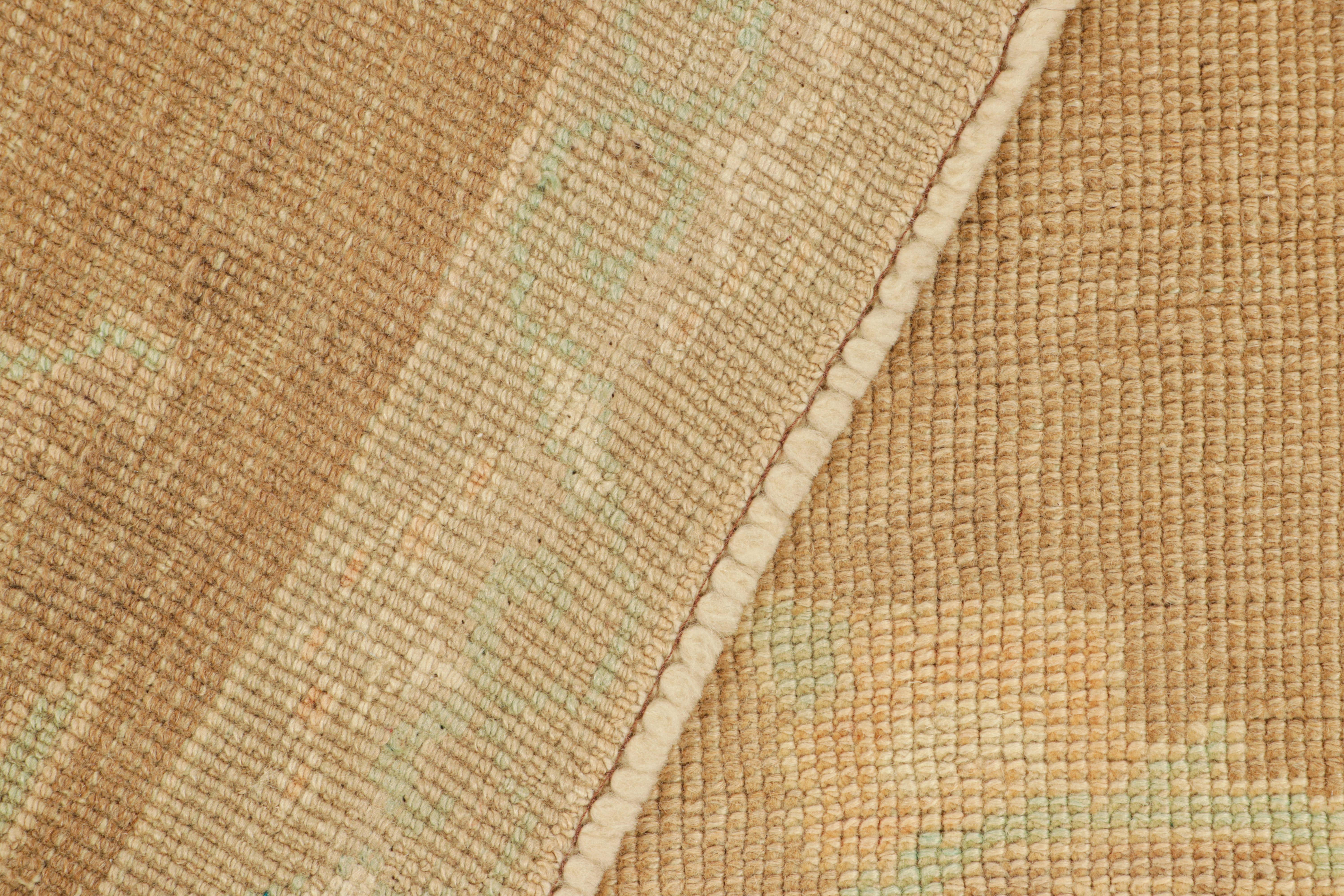 Vintage-Teppich in Beige-Braun, Rosa und Grün mit Blumenmustern, von Rug & Kilim (Mitte des 20. Jahrhunderts) im Angebot
