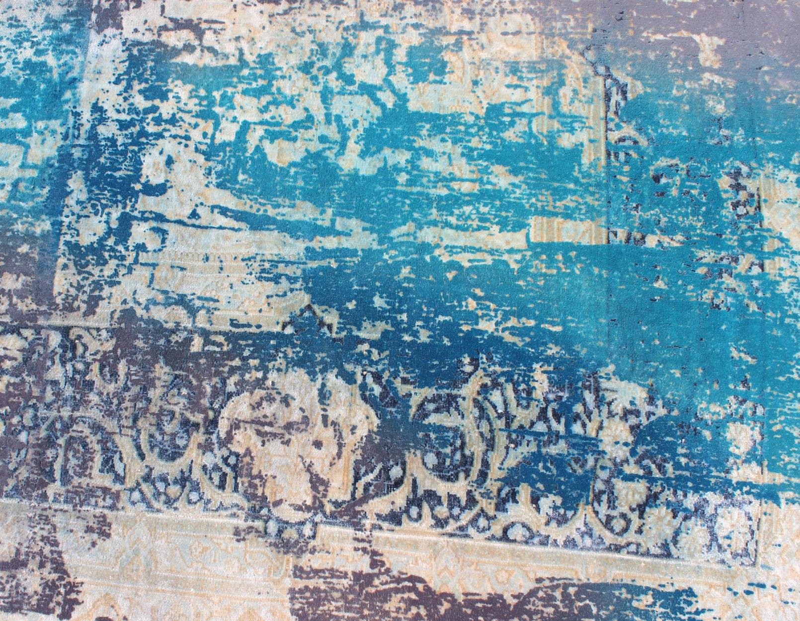 Alfombra vintage de diseño moderno en tonos azul, gris y marfil en venta 1