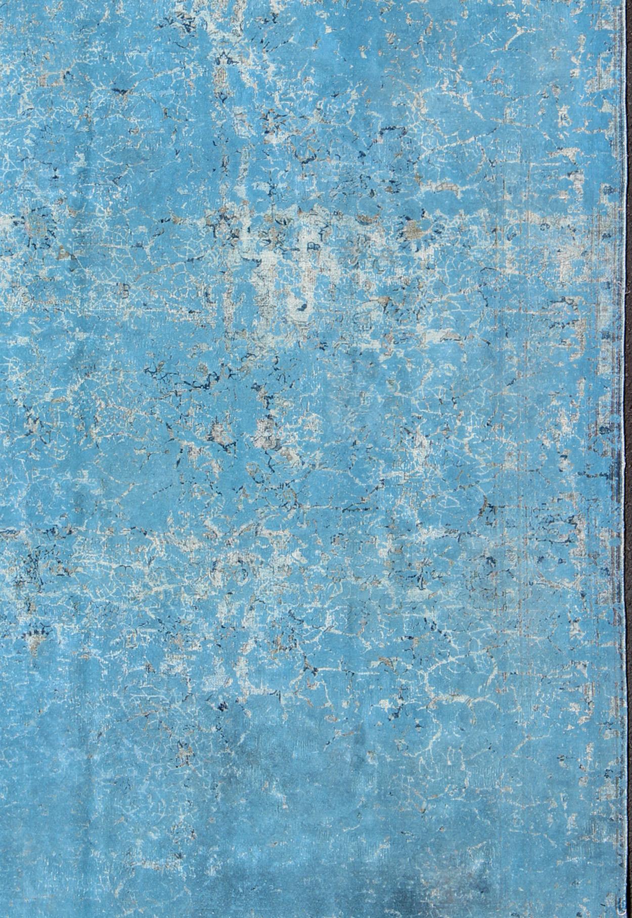 Questo tappeto persiano dalla composizione classica è stato sovratinto in azzurro. Con caratteristiche sia classiche che contemporanee, questo splendido tappeto può abbellire perfettamente una stanza di transizione o contemporanea. I colori