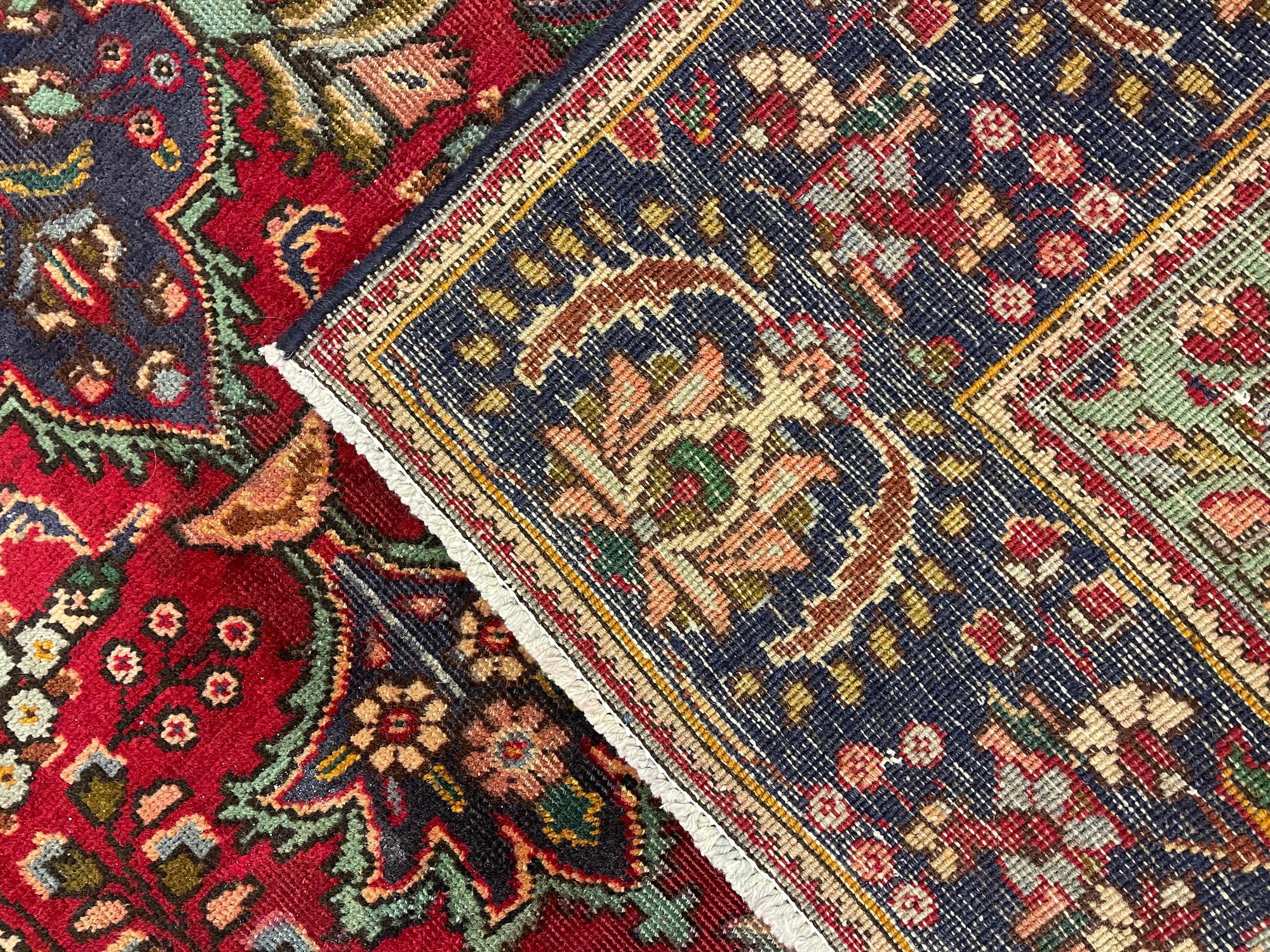 Vintage Rug Knotted Pile Carpet Turkish Handmade Oriental Wool Rug For Sale 4