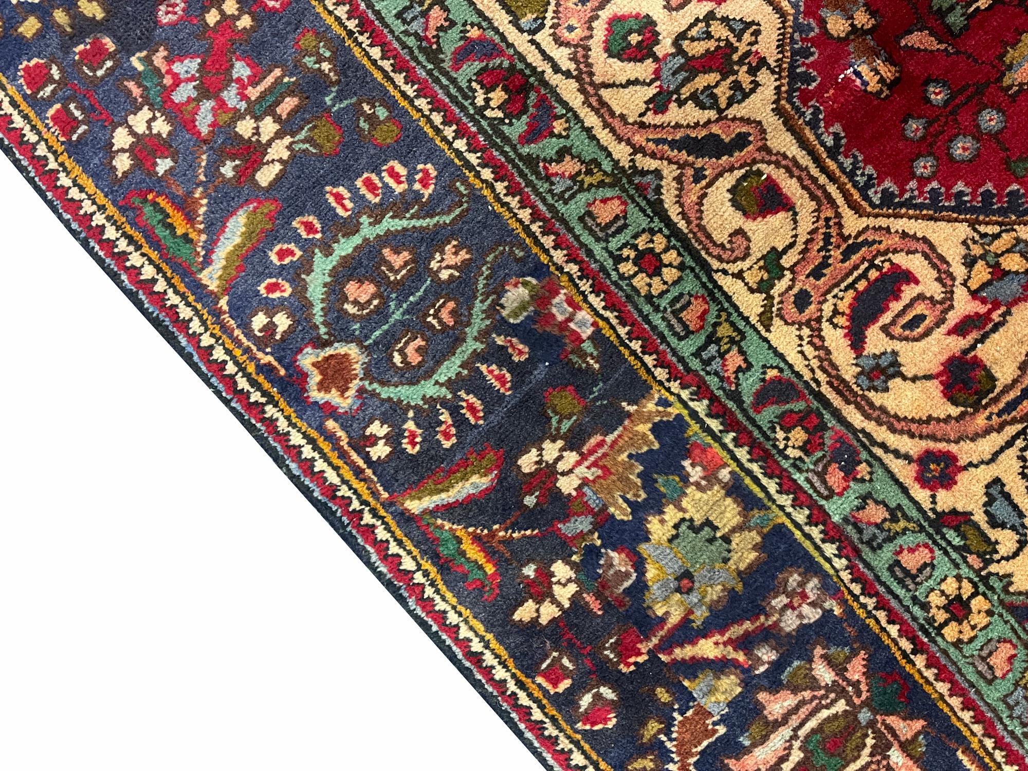 Late 20th Century Vintage Rug Knotted Pile Carpet Turkish Handmade Oriental Wool Rug For Sale