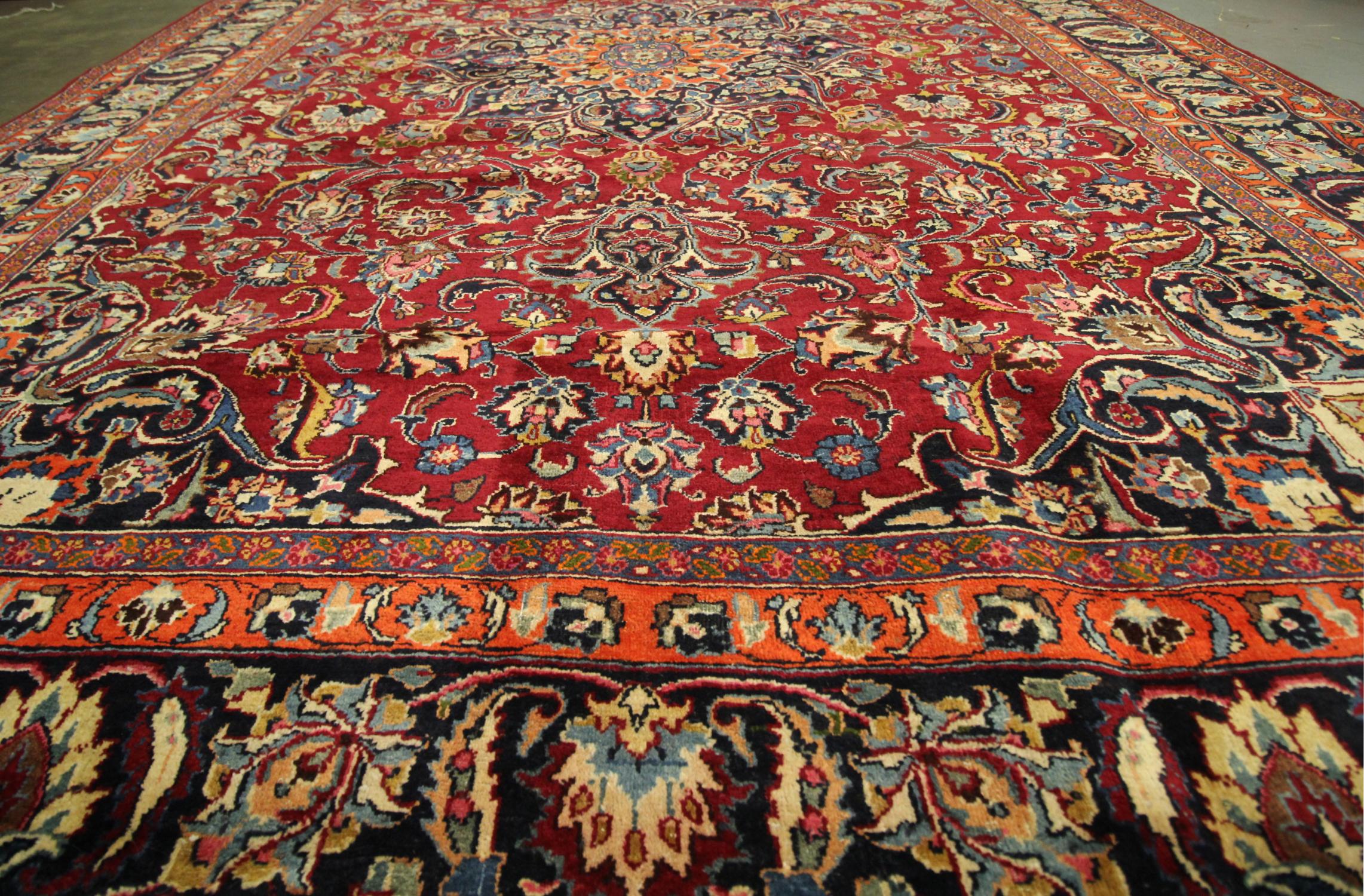 Vintage Rug Knotted Pile Carpet Turkish Handmade Oriental Wool Rug In Excellent Condition For Sale In Hampshire, GB