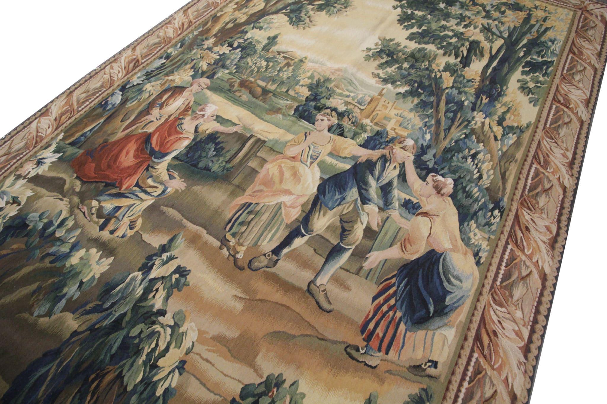 Transformez votre espace en un chef-d'œuvre d'élégance vintage avec notre tapisserie picturale de tapis vintage, inspirée des traditions de style français. Fabriqué avec un soin méticuleux, ce trésor noué à la main dans les années 1970 présente des