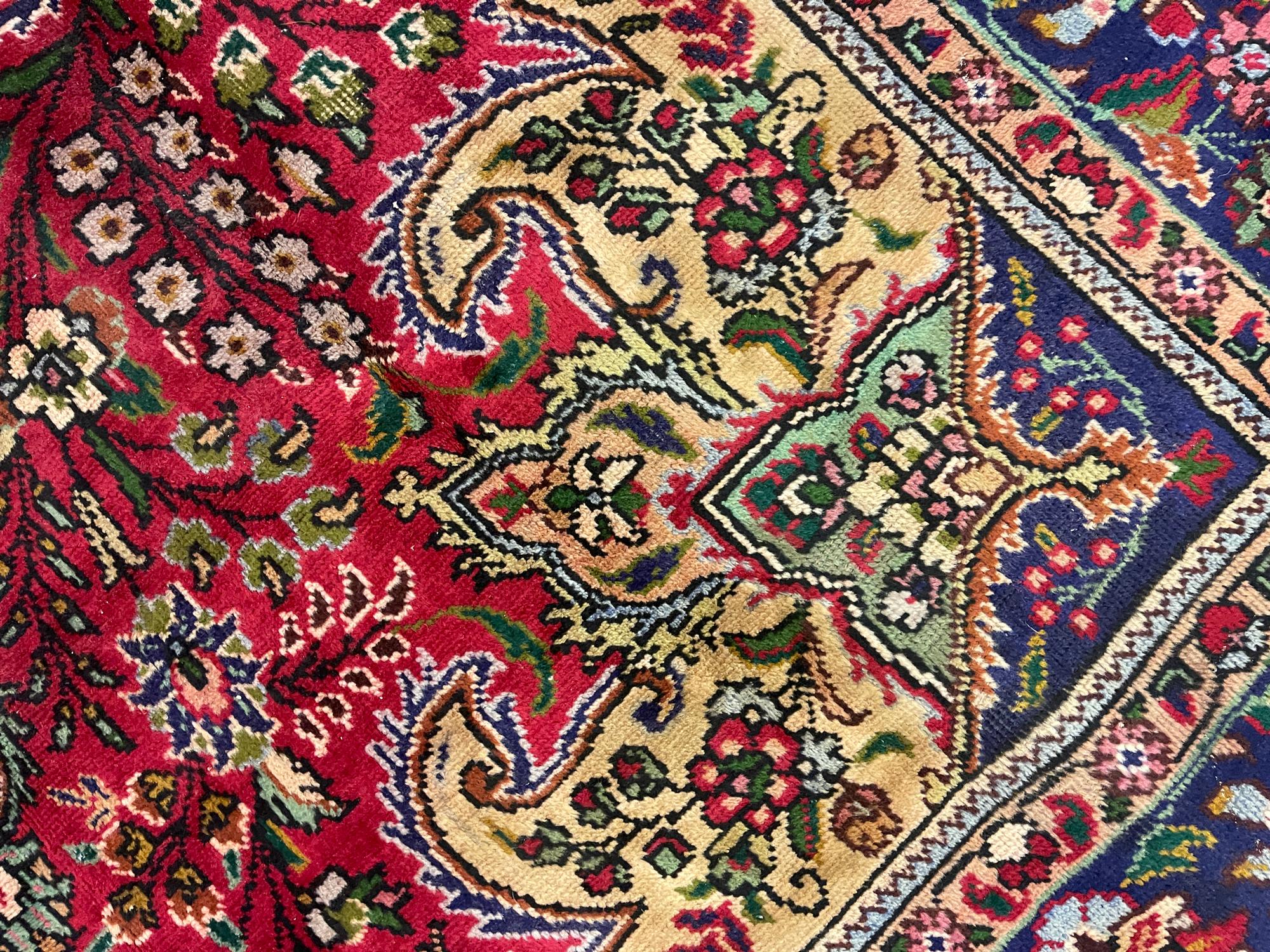 Vintage Rug Red Wool Carpet, Floral Handwoven Oriental Area Rug In Excellent Condition For Sale In Hampshire, GB