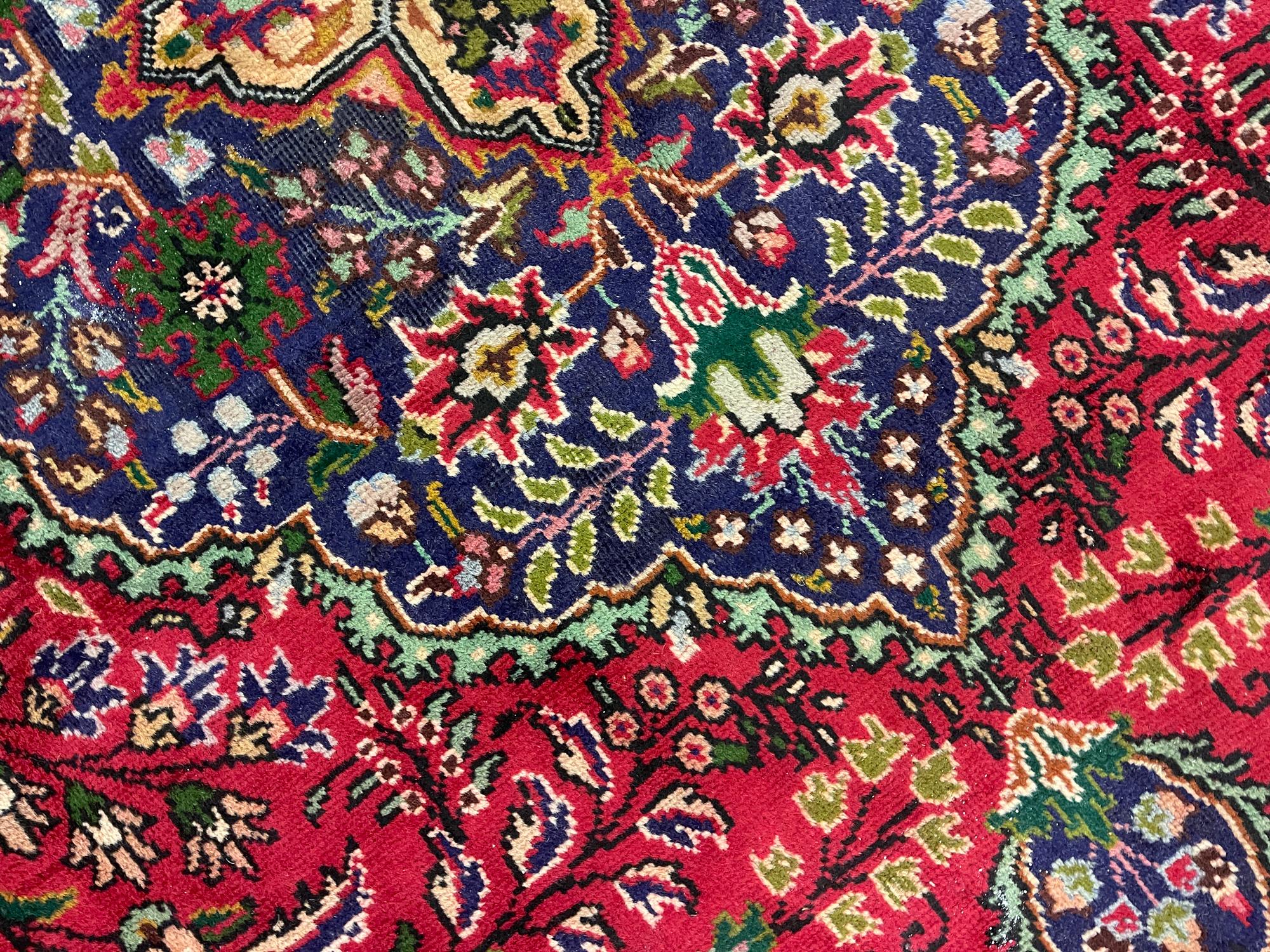 Laine Tapis vintage en laine rouge, tapis oriental tissé à la main à motifs floraux en vente