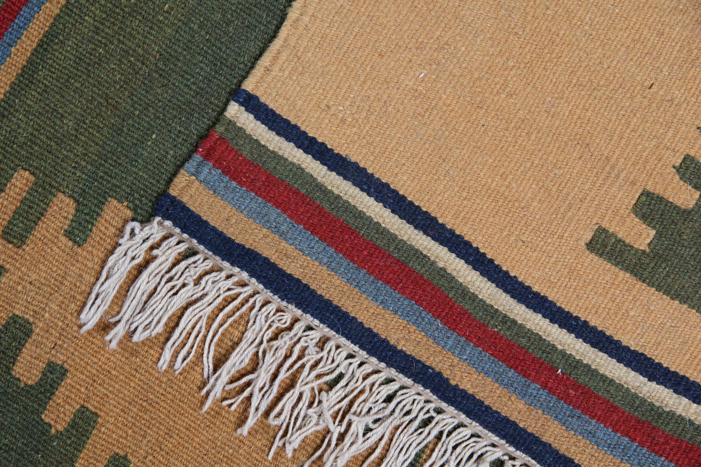 Handgefertigter mehrfarbiger Vintage-Teppich aus Wolle, gestreift Kilims, geometrisch, geometrisch im Zustand „Hervorragend“ im Angebot in Wembley, GB