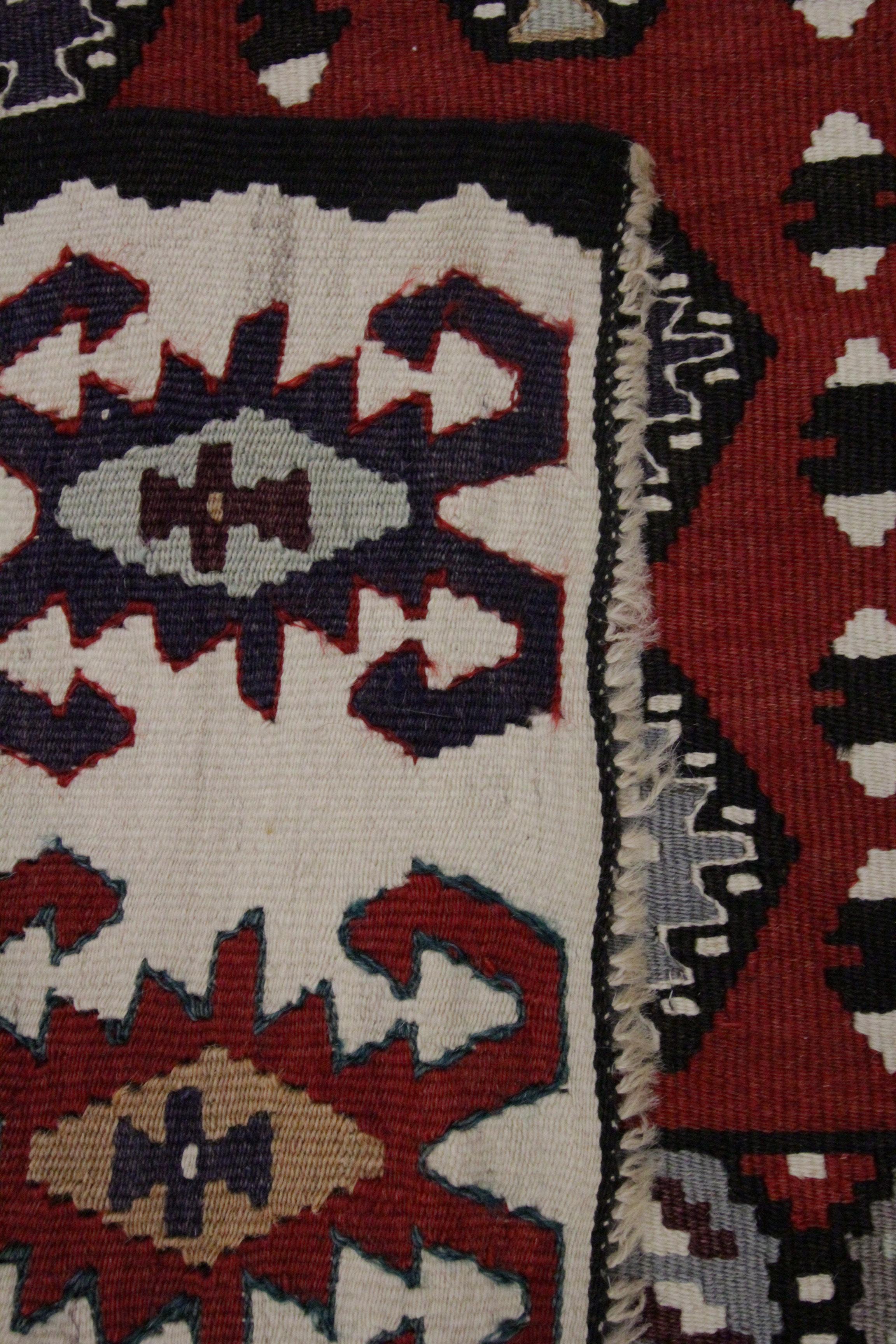 Vintage Rugs for Living Room, Red Handmade Kilim Rug, Wool Flatweave Carpet In Excellent Condition For Sale In Wembley, GB