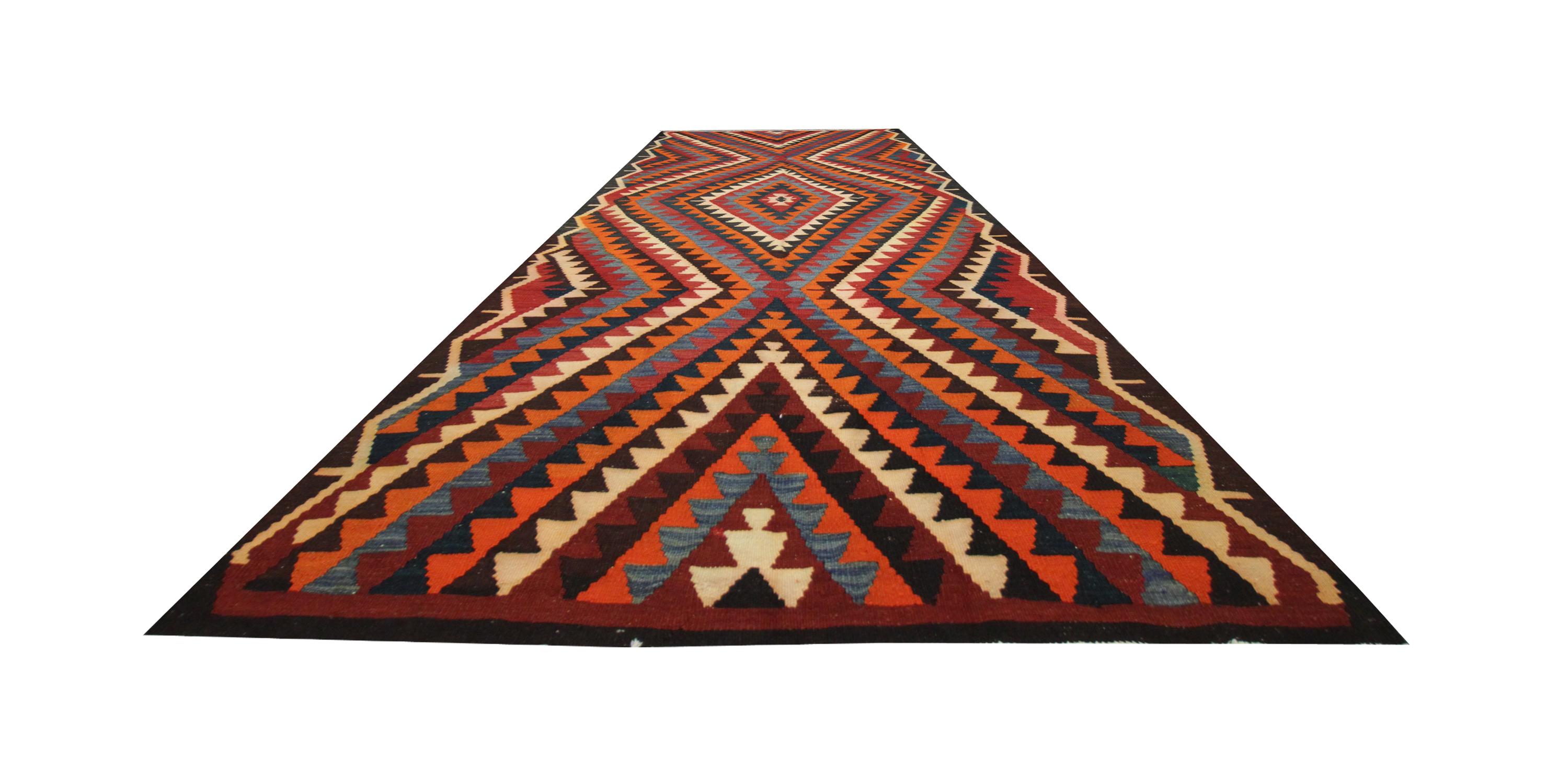 Dieser alte Kilim-Teppich hat einen leuchtend roten Hintergrund mit drei zentralen Medaillons, die mit dekorativen blauen und braunen Akzenten gewebt sind. 
 Diese flachgewebten Teppiche sind aufgrund ihrer atemberaubenden Farb- und