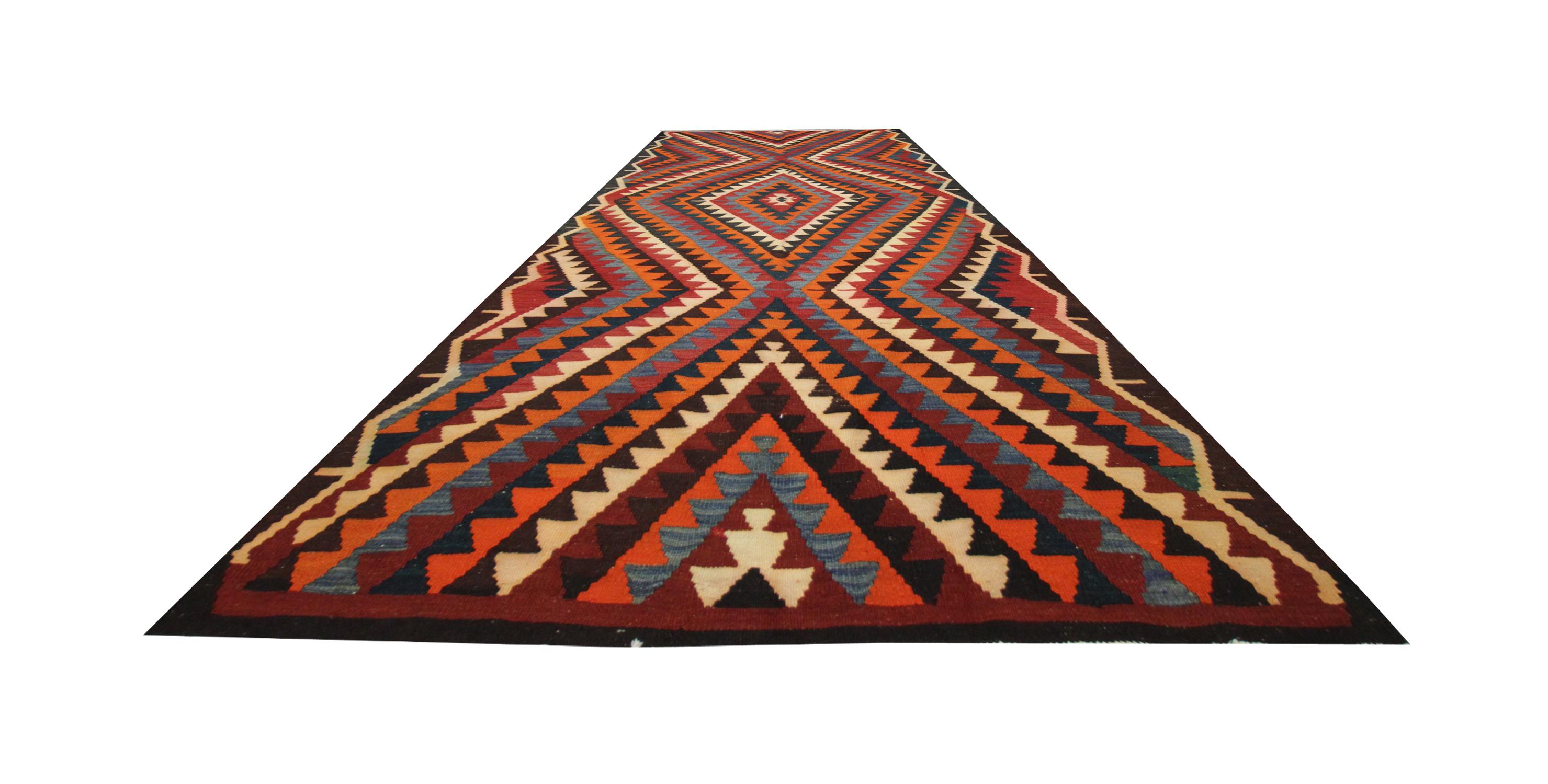 Ce tapis Rug & Kilim vintage présente un fond rouge vibrant avec trois médaillons centraux tissés dans des accents décoratifs bleus et bruns. 
 Ces tapis tissés à plat sont reconnus dans le monde entier pour leur étonnante combinaison de couleurs et