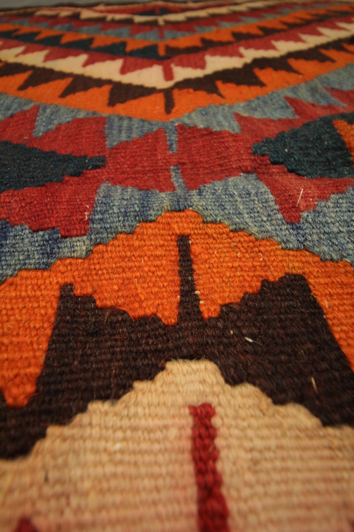 Geometrischer Woll-Kelim-Teppich, traditioneller flachgewebter Flachgewebter Kelim-Teppich im Zustand „Hervorragend“ im Angebot in Hampshire, GB