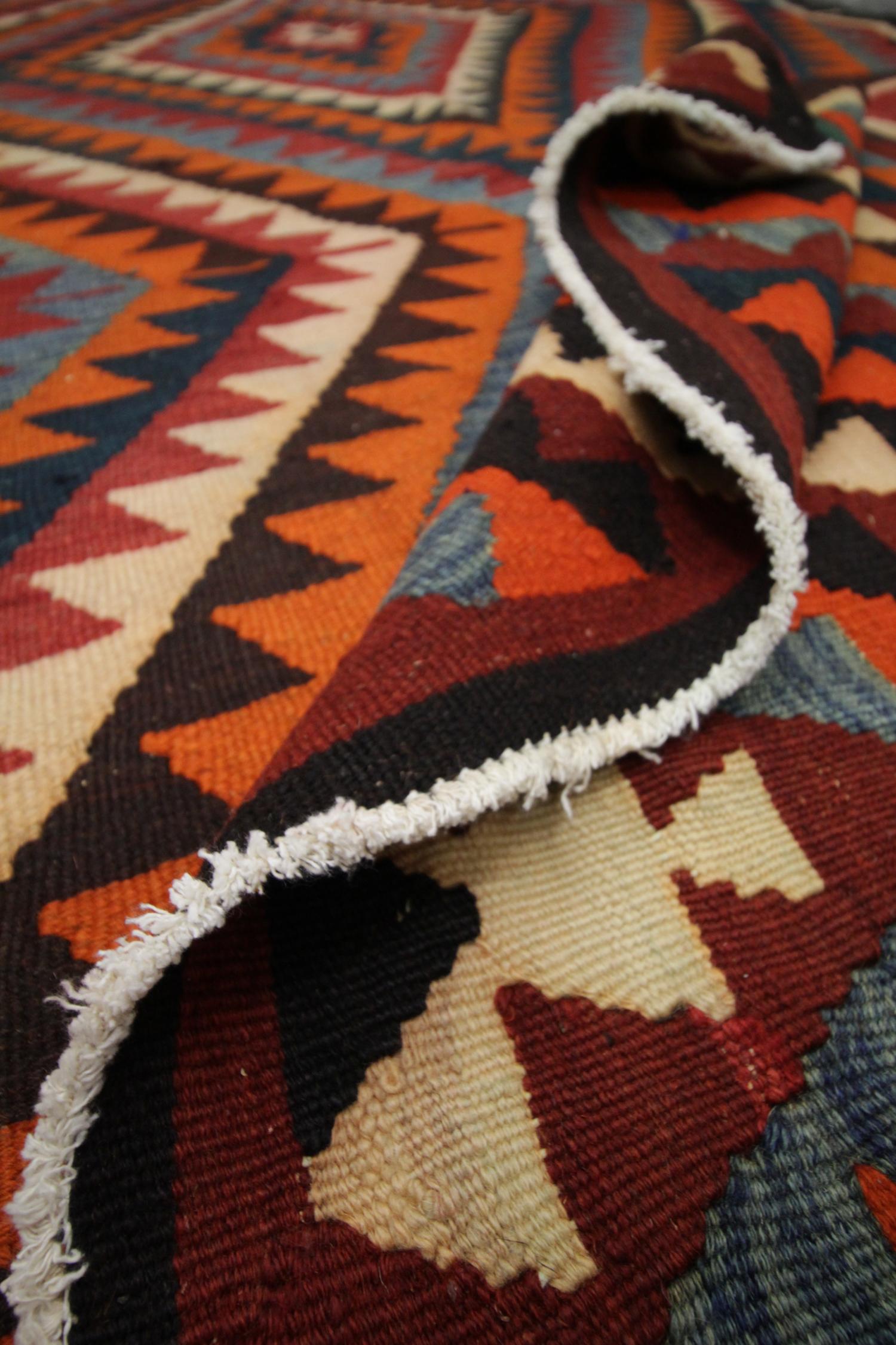 Vintage Rugs Wool Kilim Geometric Carpet Traditional Flat-Woven Kilim Rug For Sale 1