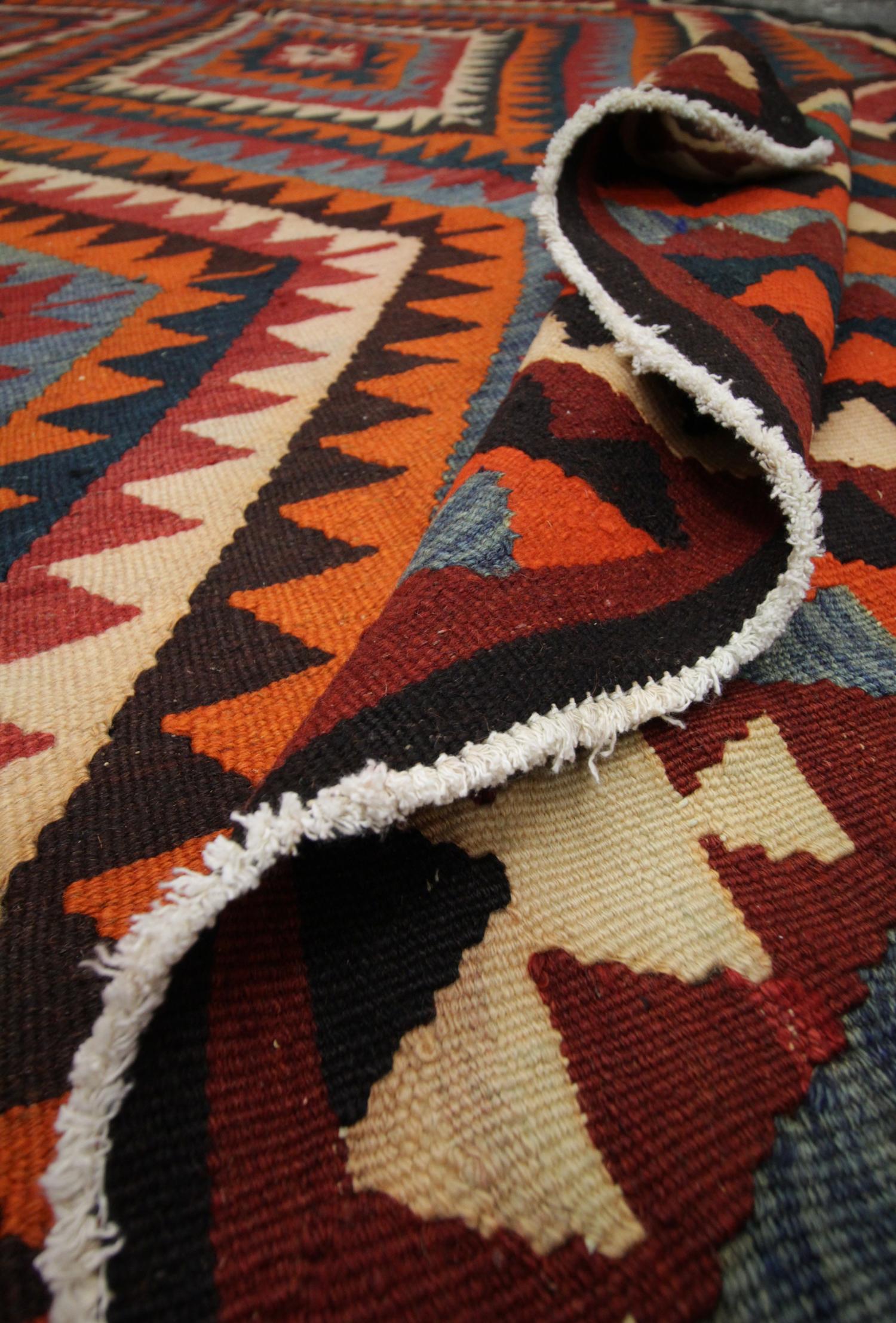 Geometrischer Woll-Kelim-Teppich, traditioneller flachgewebter Flachgewebter Kelim-Teppich im Angebot 1