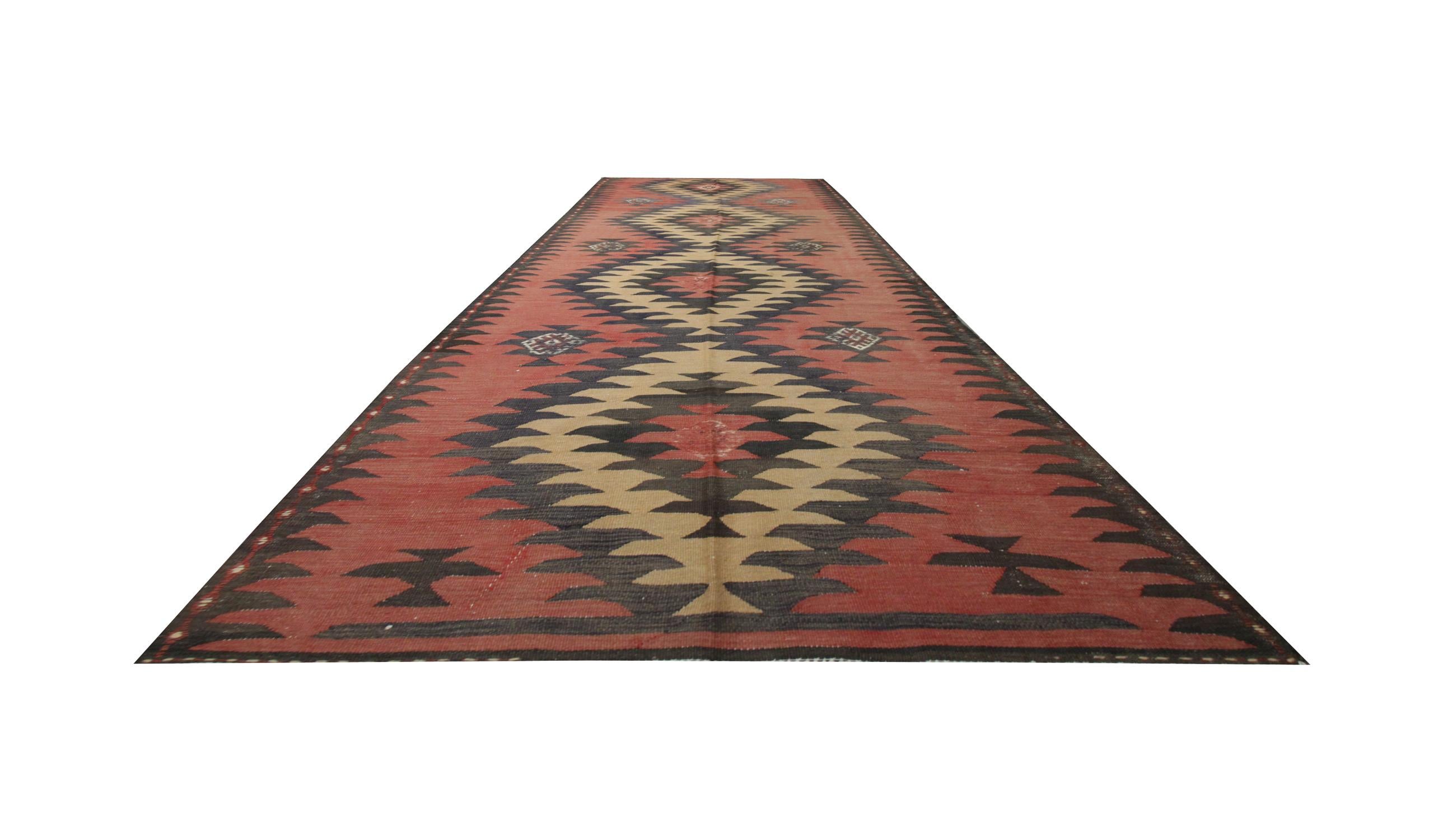 Dieser alte Kilim-Teppich hat einen leuchtend roten Hintergrund mit vier zentralen Medaillons, die mit dekorativen rost- und beigebraunen Akzenten gewebt sind. 
 Diese flachgewebten Teppiche sind aufgrund ihrer atemberaubenden Farb- und