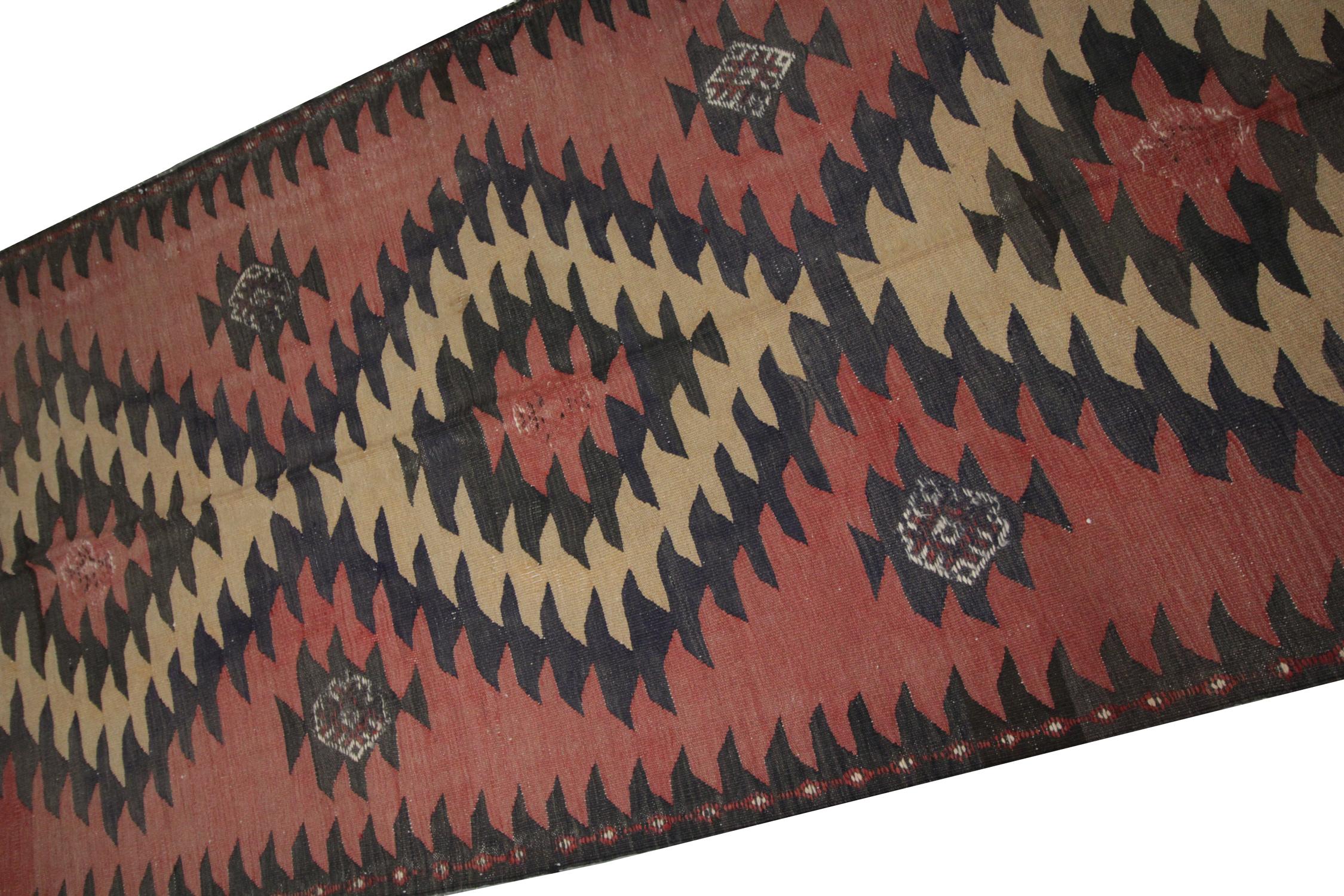 Geometrischer rostfarbener Vintage-Teppich aus Wolle und Kelim, traditioneller flachgewebter Kelim-Teppich (Kaukasisch) im Angebot