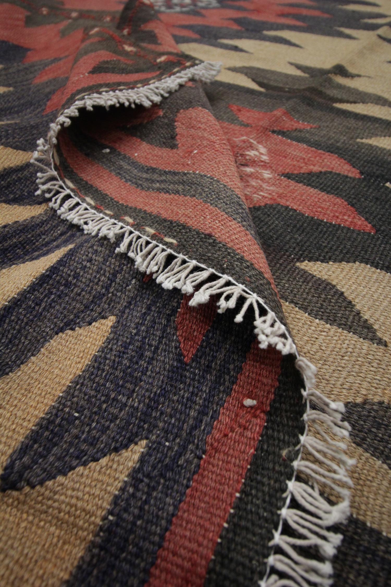 Geometrischer rostfarbener Vintage-Teppich aus Wolle und Kelim, traditioneller flachgewebter Kelim-Teppich (Handgeknüpft) im Angebot