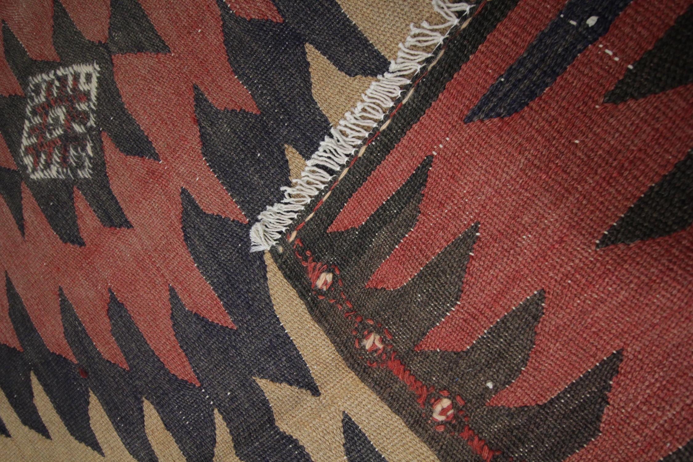 Vintage Rugs Wool Kilim Geometric Rust Carpet Traditional Flat-Woven Kilim Rug In Excellent Condition For Sale In Wembley, GB