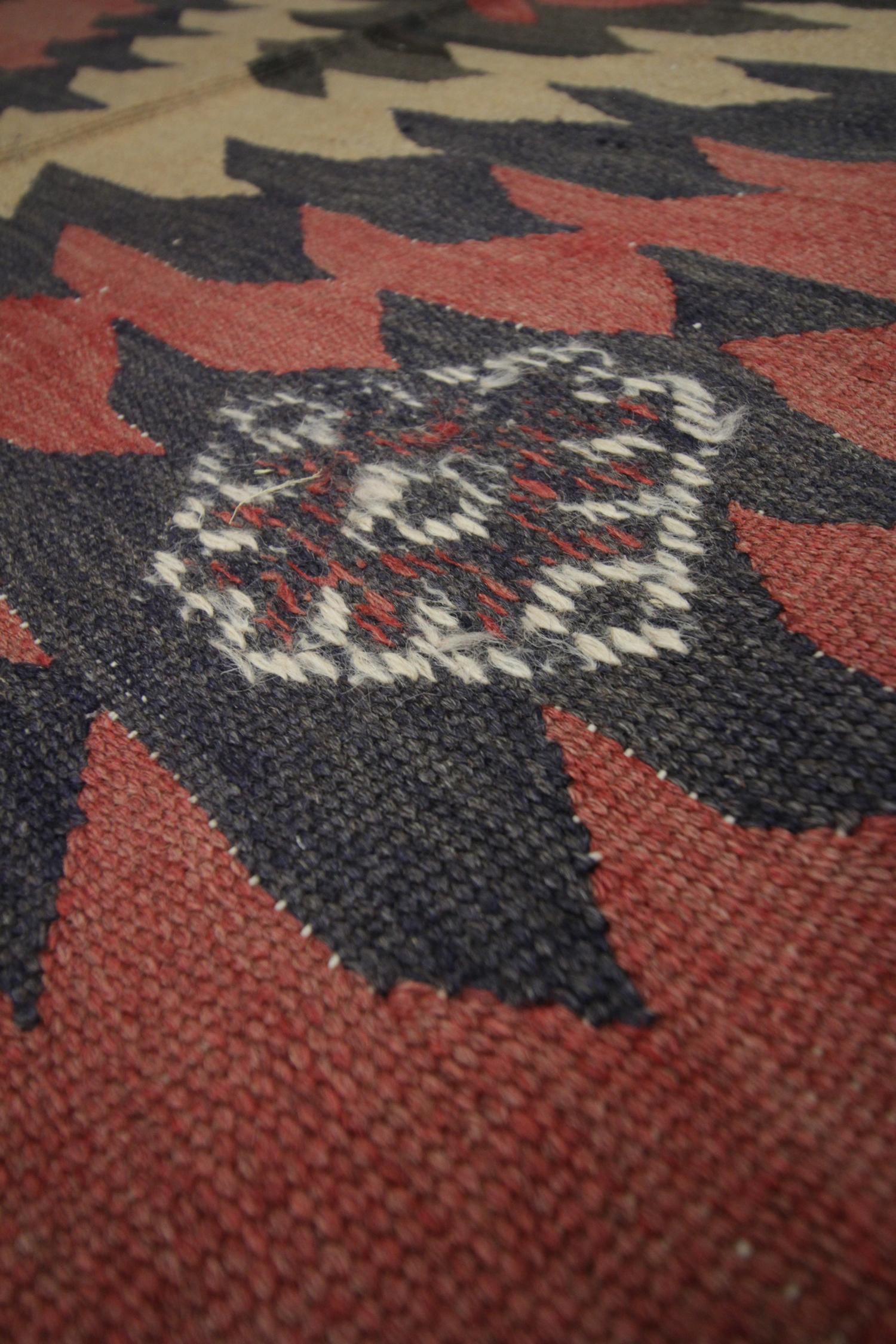 Geometrischer rostfarbener Vintage-Teppich aus Wolle und Kelim, traditioneller flachgewebter Kelim-Teppich (Mitte des 20. Jahrhunderts) im Angebot