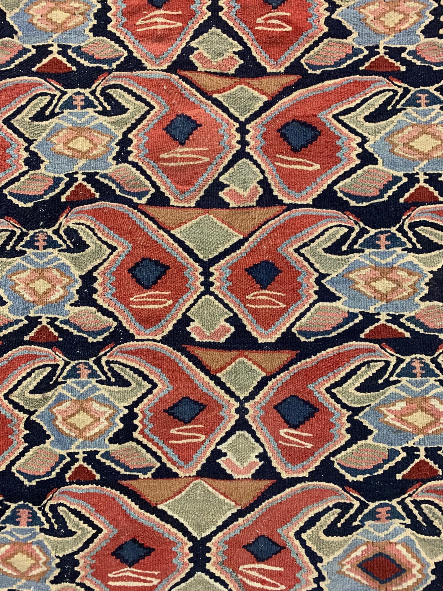 Kaukasischer handgefertigter Kelim-Teppich aus roter Wolle, flachgewebter Läufer im Zustand „Hervorragend“ im Angebot in Hampshire, GB