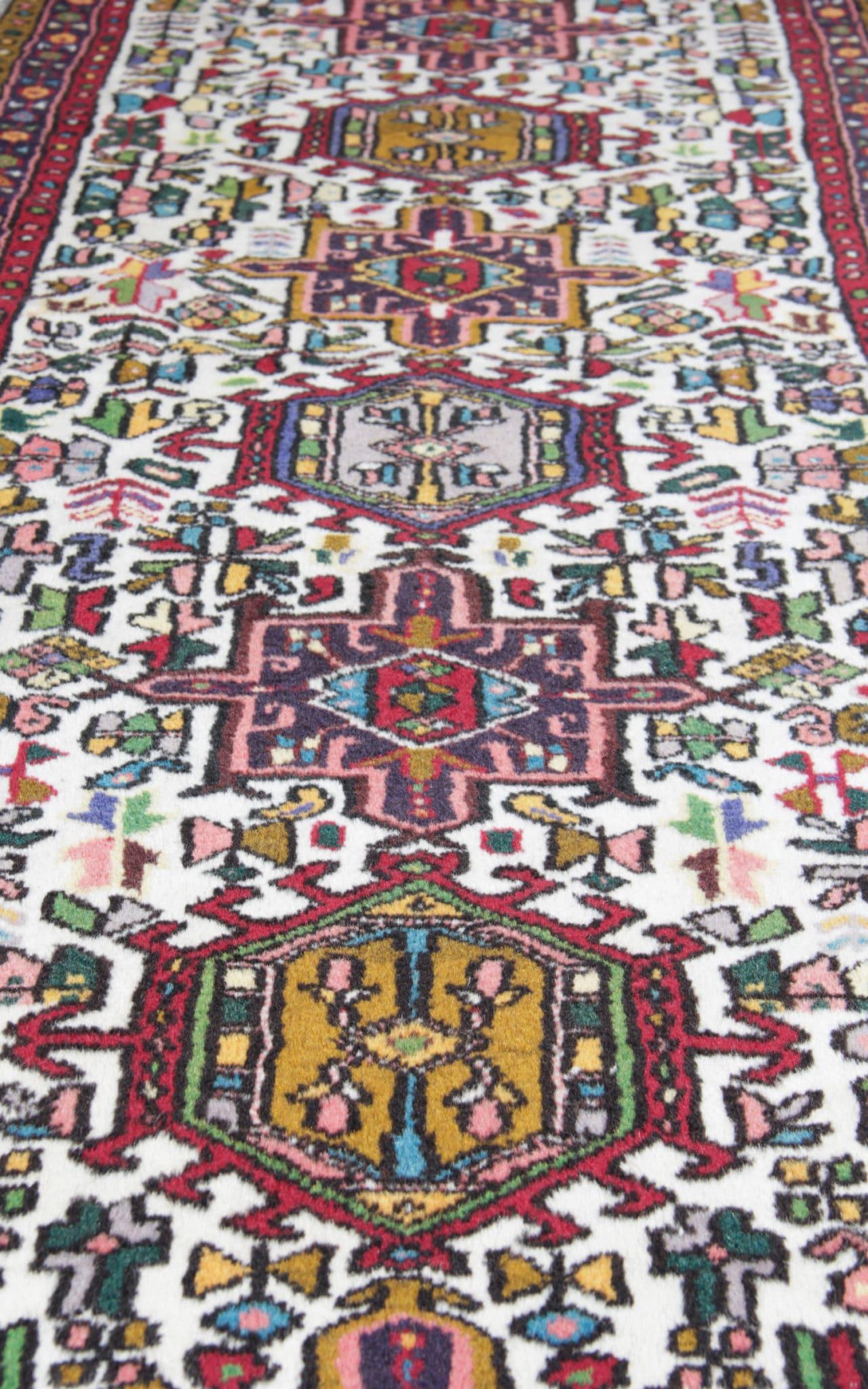 Geometrischer Vintage-Läufer, cremefarbener Teppich, Wollteppich (Pflanzlich gefärbt) im Angebot