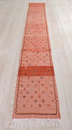 Tapis de couloir vintage rouge avec petits motifs géométriques, Maroc, années 1990