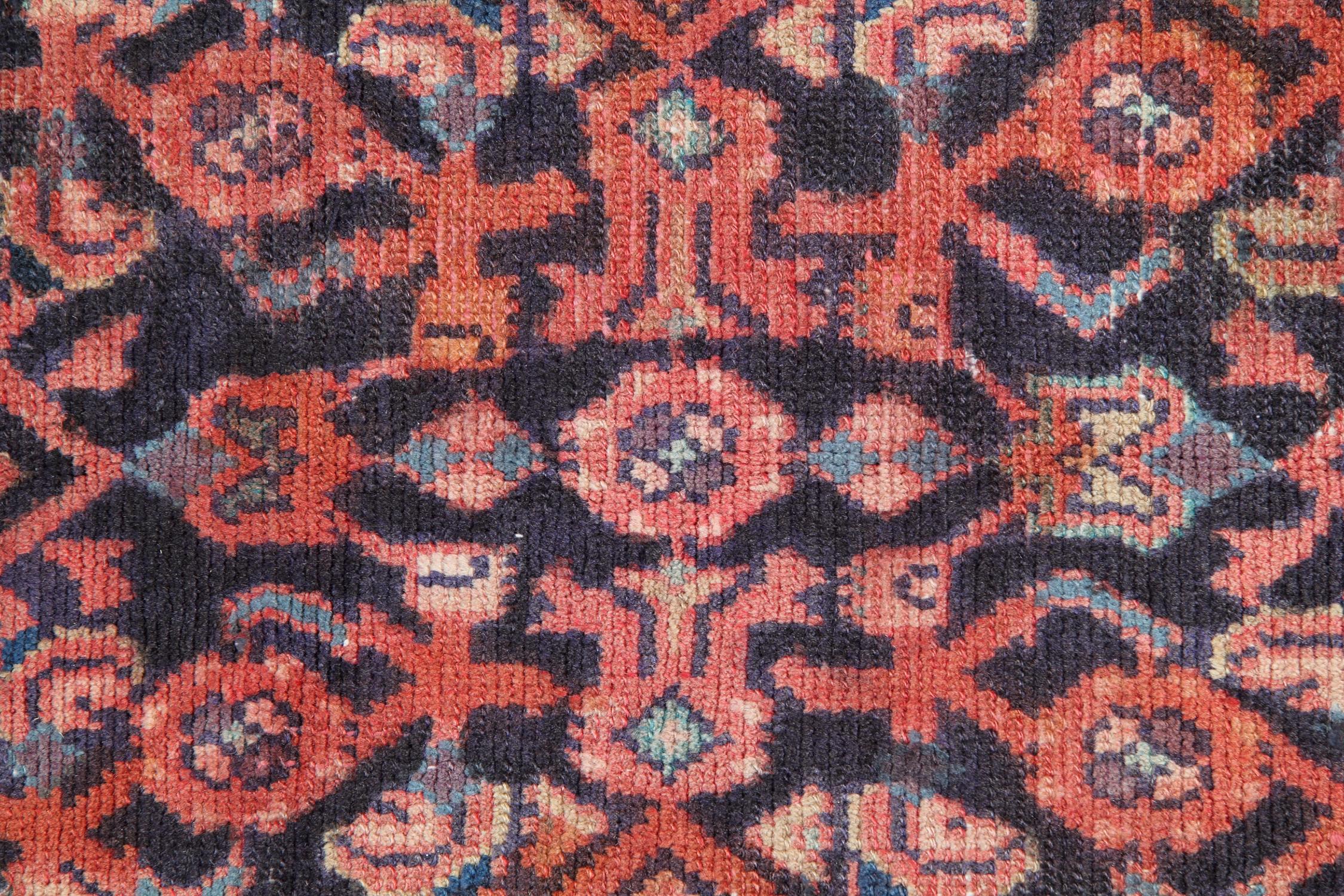 Traditioneller Vintage-Läufer-Teppich, geometrischer Vintage-Wollteppich (Rustikal) im Angebot