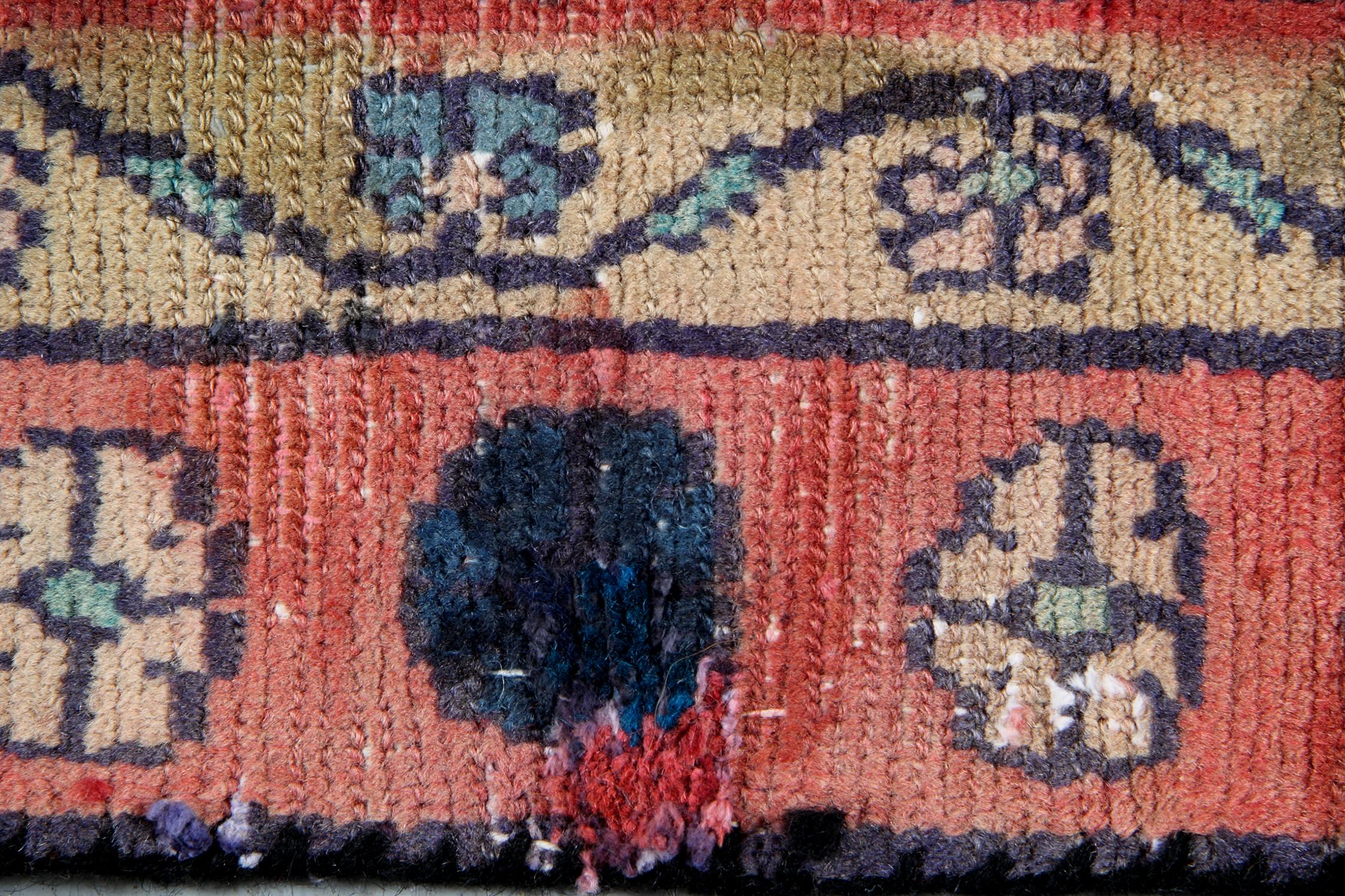 Vintage Runner Rug Traditional Carpet Geometric Wool Carpet In Excellent Condition For Sale In Hampshire, GB