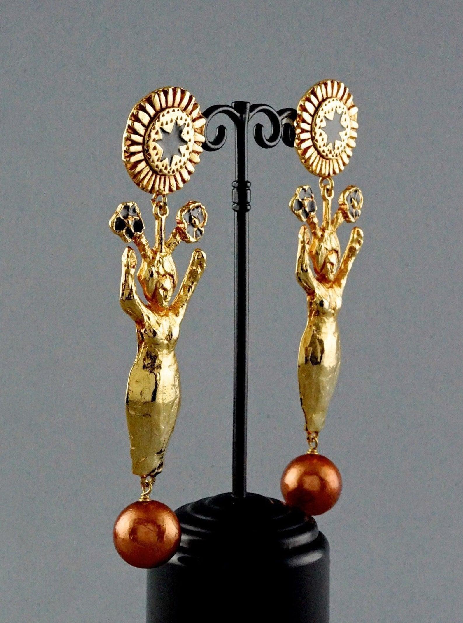 Vintage Runway CHRISTIAN LACROIX Sculptured Figural Woman Enamel Pearl Earrings In Excellent Condition In Kingersheim, Alsace