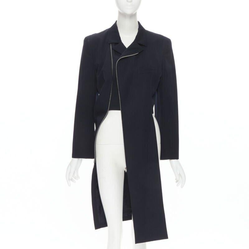 vintage Runway COMME DES GARCONS 1991 cappotto biker in cotone navy dal taglio asimmetrico M. I.
Riferimento: TGAS/B01038
Marchio: Comme Des Garcons
Designer: Rei Kawakubo
Collection'S: 1991 - Passerella
Materiale: Lana
Colore: Marina